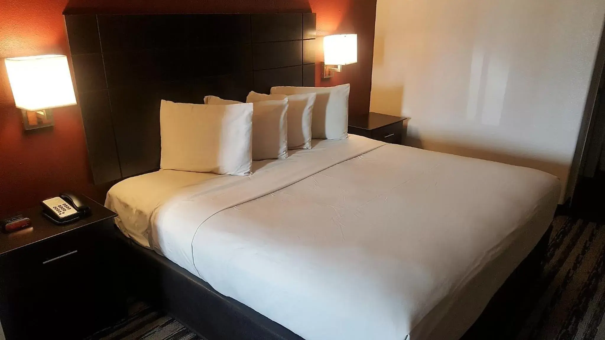 Photo of the whole room, Bed in Red Roof Inn & Suites Houston – Humble/IAH Airport