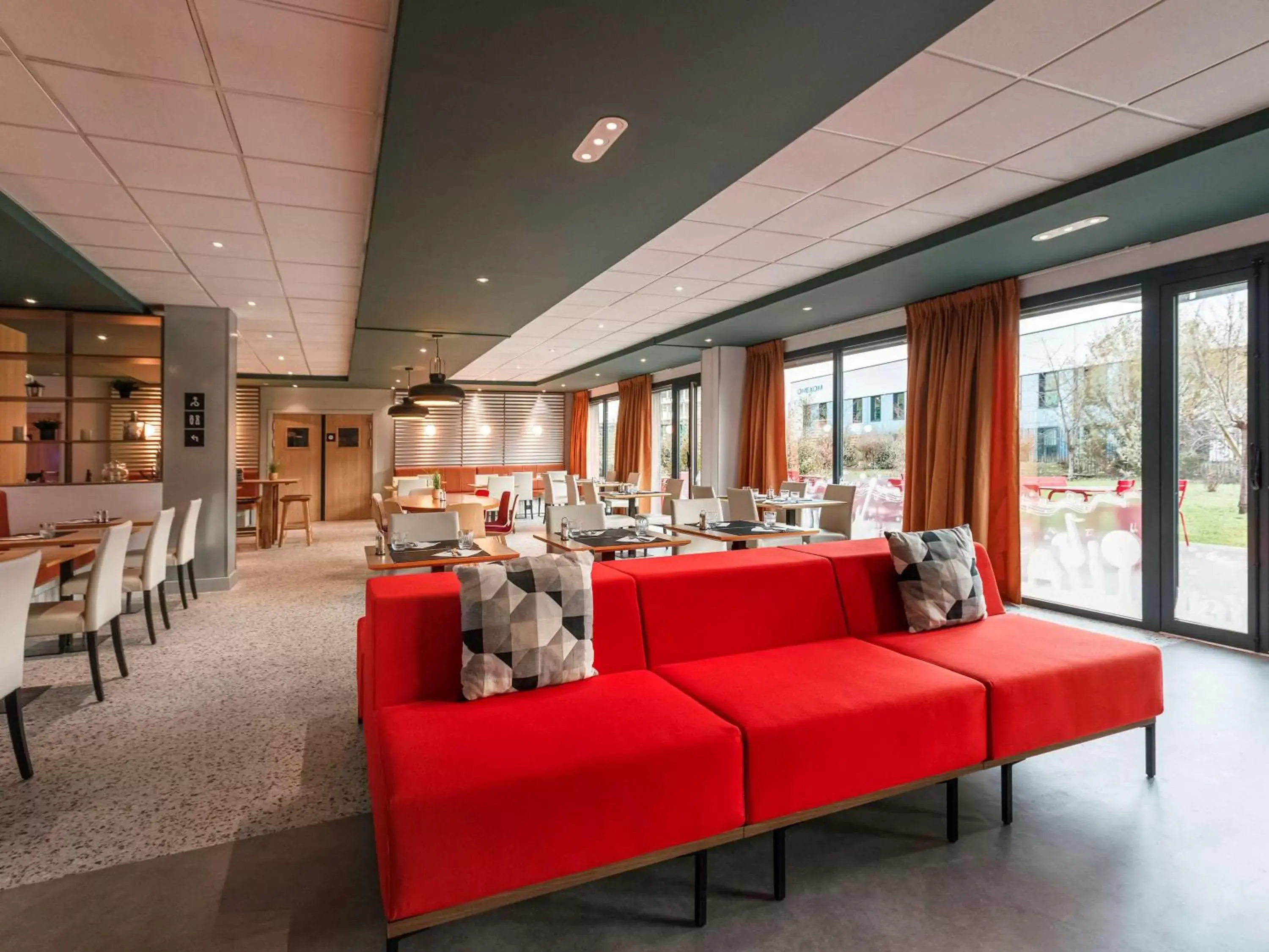 Lounge or bar in ibis Lyon Meyzieu