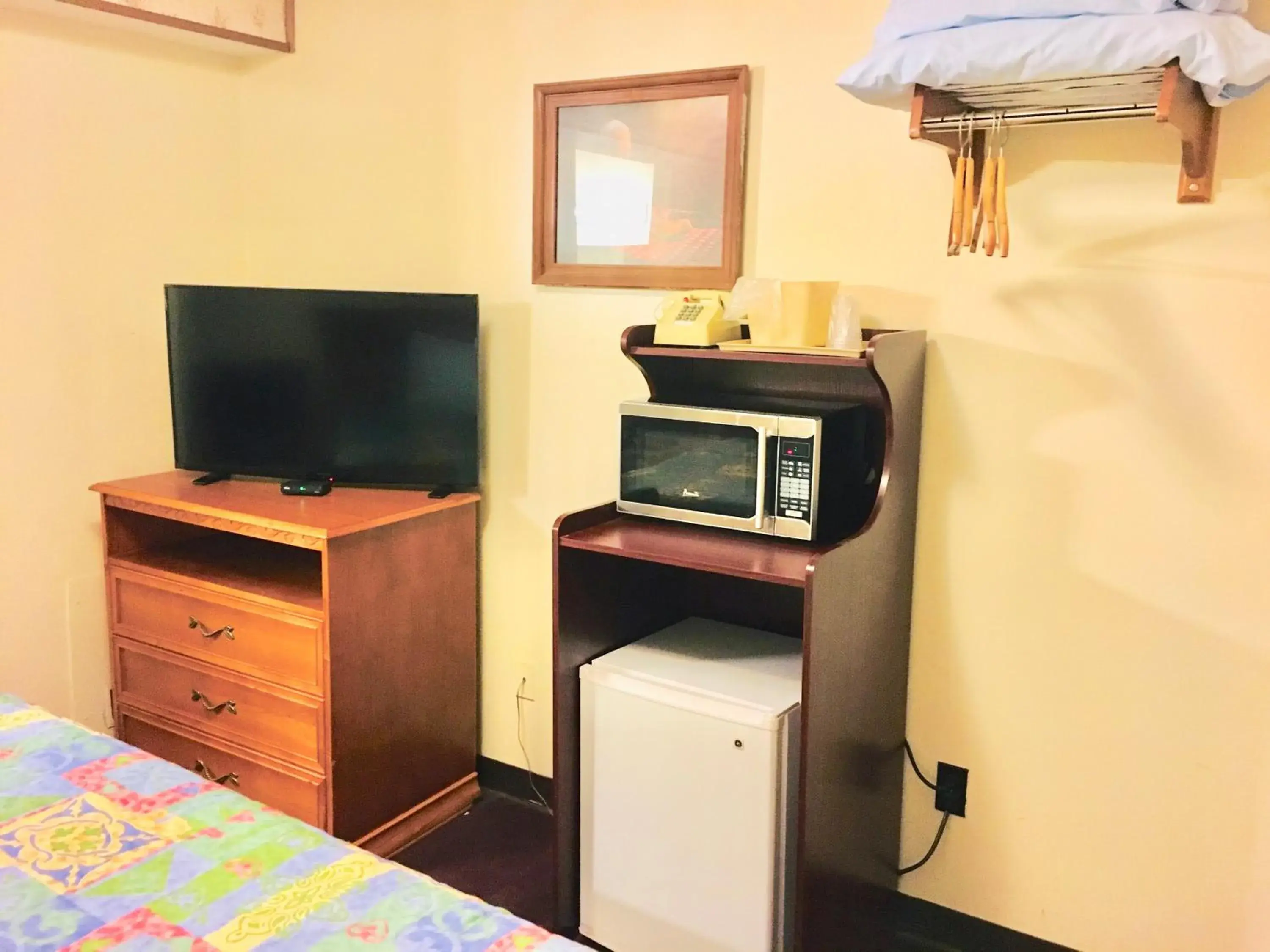 TV and multimedia, TV/Entertainment Center in North Country American Inn