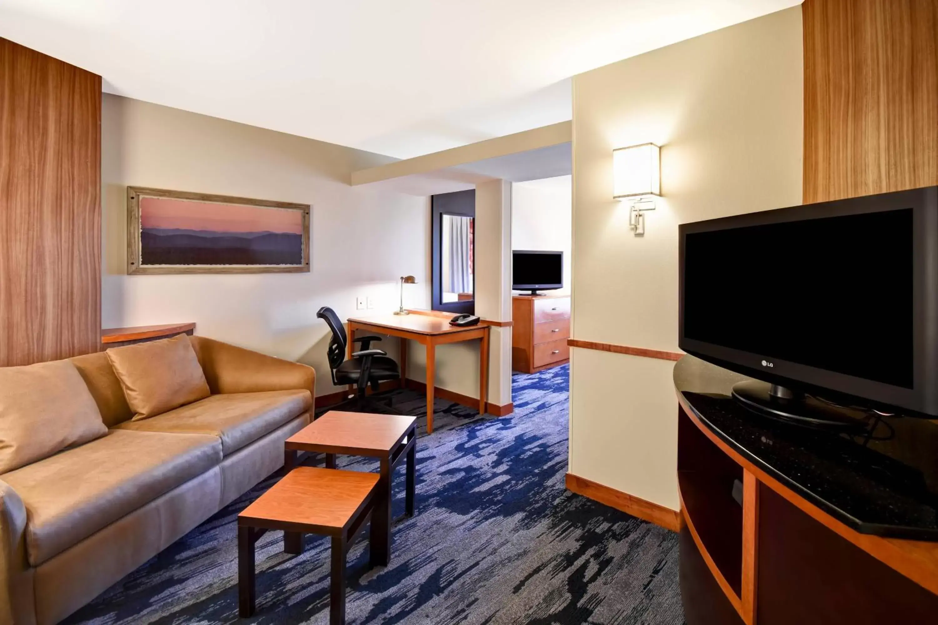 Living room, TV/Entertainment Center in Fairfield Inn and Suites by Marriott North Platte