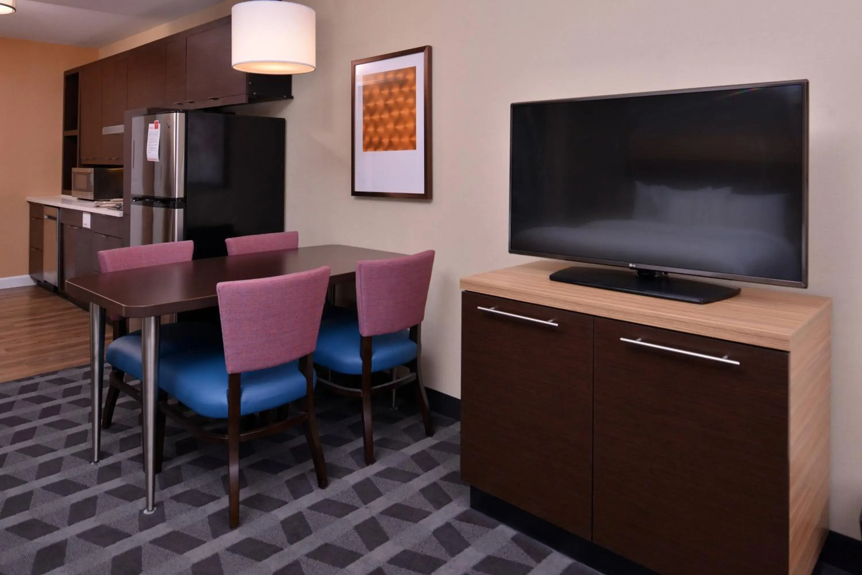 Bedroom, TV/Entertainment Center in TownePlace Suites by Marriott St. Louis Chesterfield