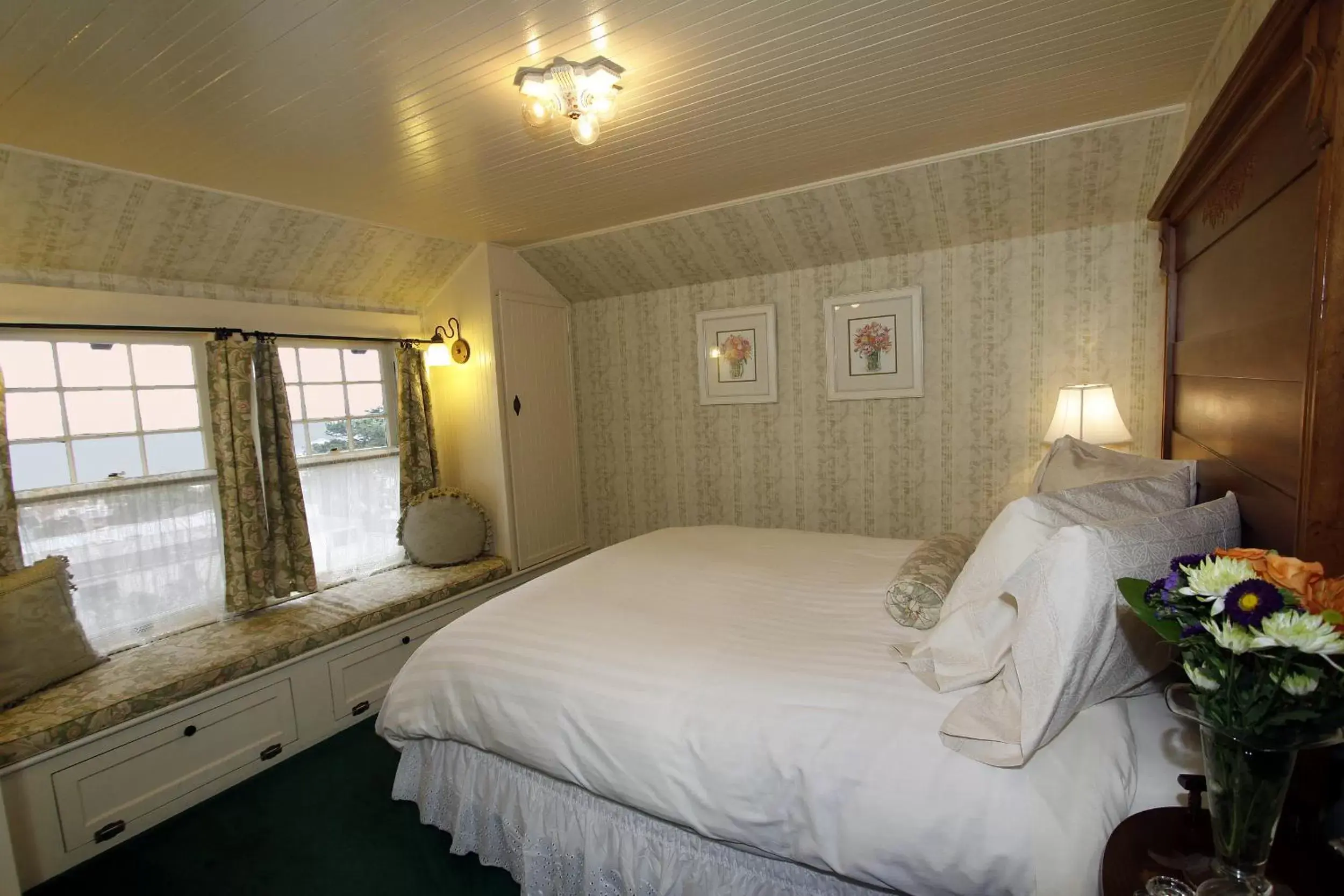 Queen Room with Ocean View in The Jabberwock Bed & Breakfast