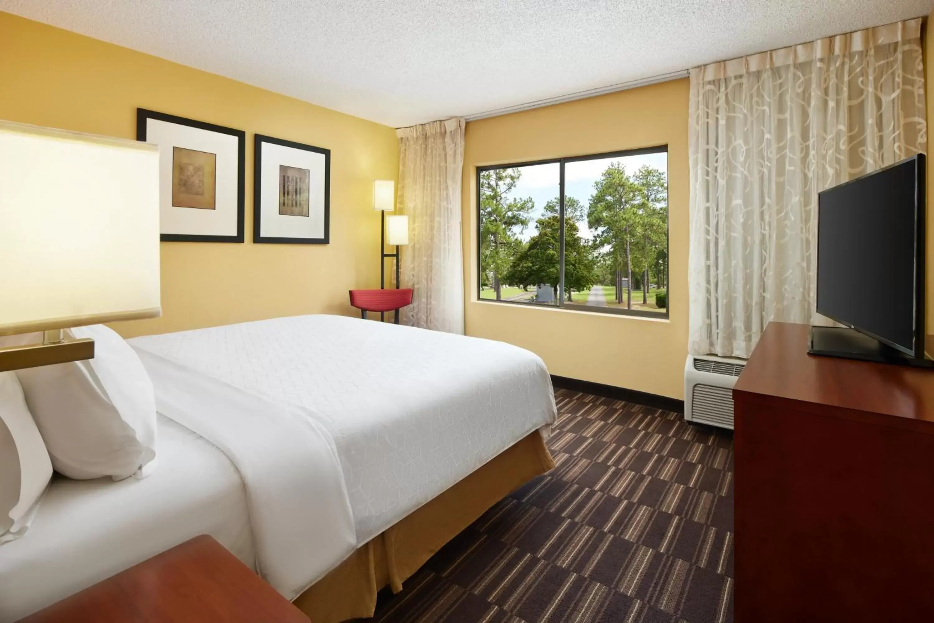Photo of the whole room, Bed in Holiday Inn Express Tifton by IHG Photo of the whole room, Bed in Holiday Inn Express Tifton by IHG