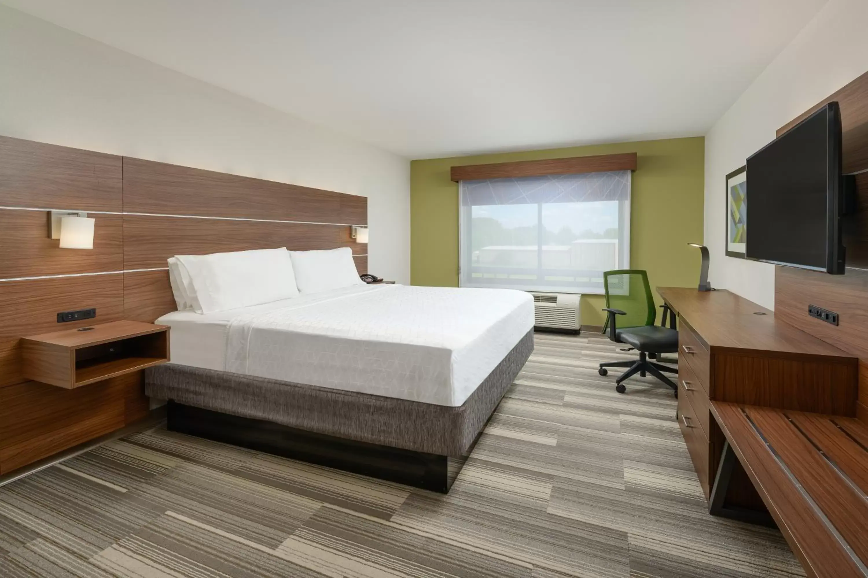 Photo of the whole room, Bed in Holiday Inn Express - Tullahoma, an IHG Hotel