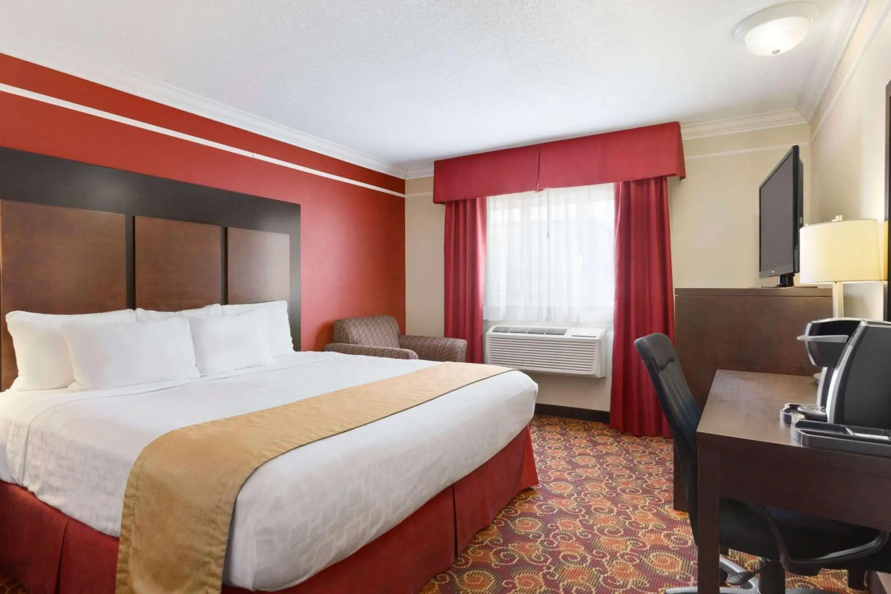 Photo of the whole room, Bed in Travelodge by Wyndham Meadow Lake