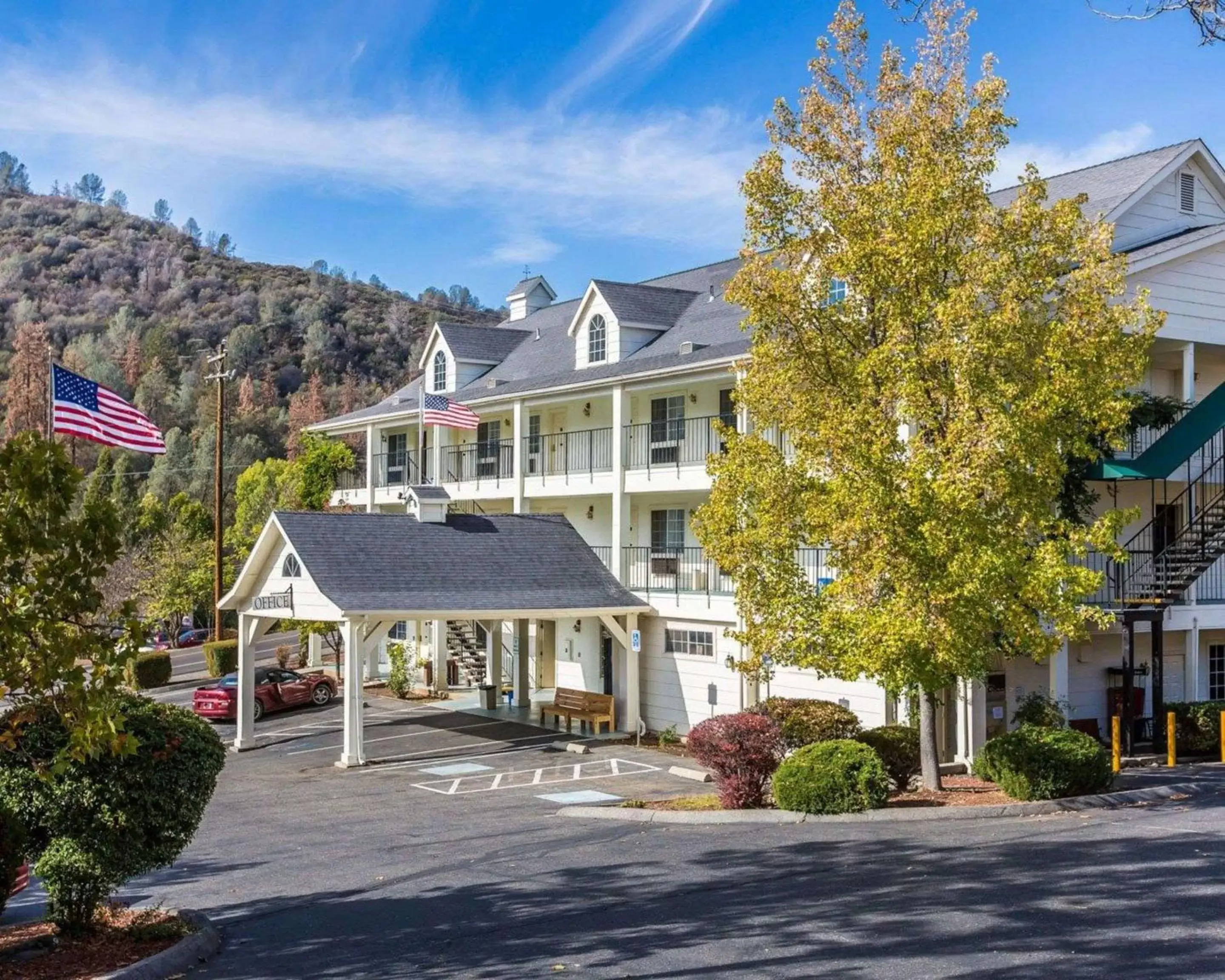 Property Building in Quality Inn Yosemite Valley Gateway