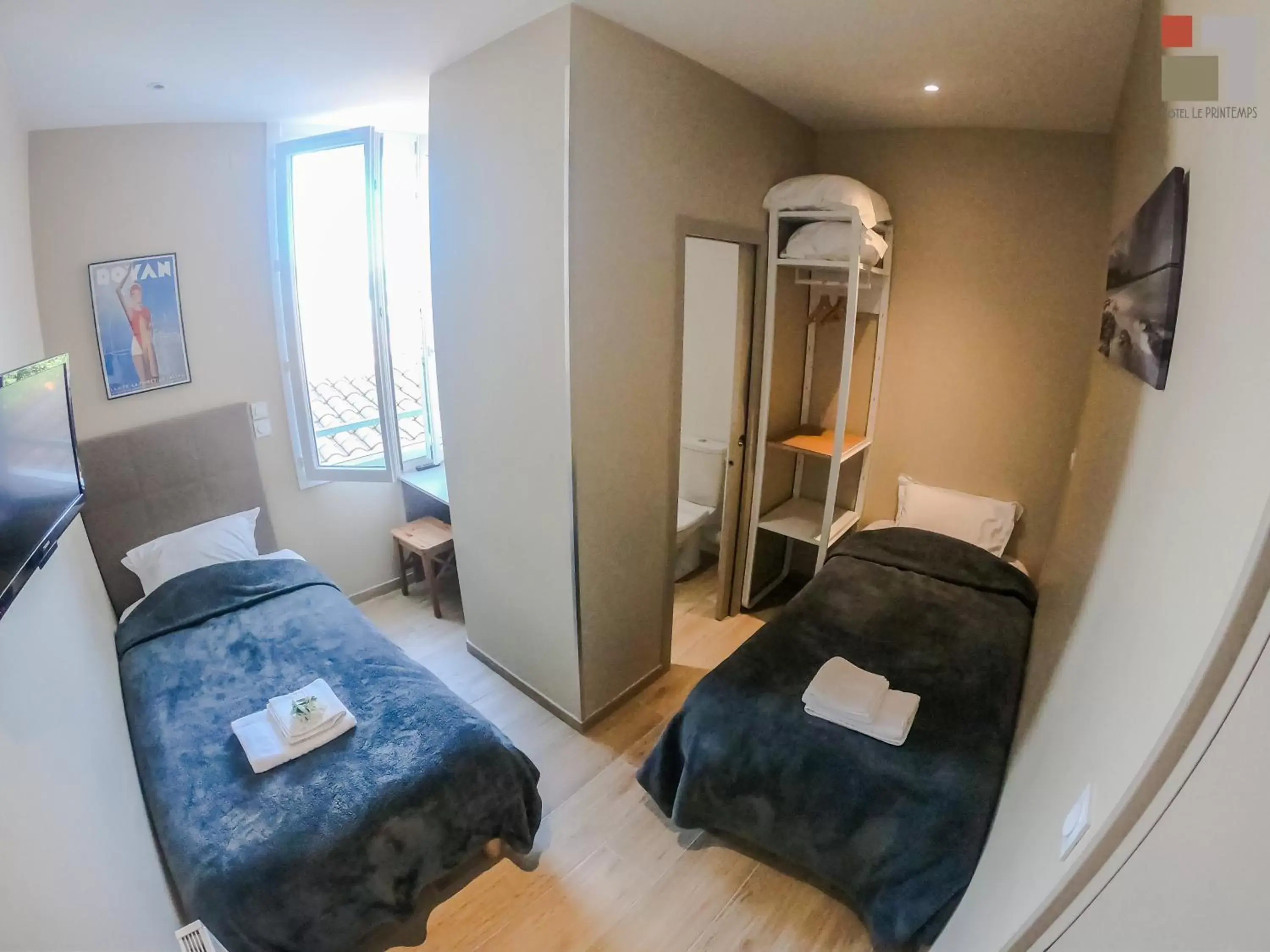 Economy Twin Room in Hôtel Le Printemps Economy Twin Room in Hôtel Le Printemps