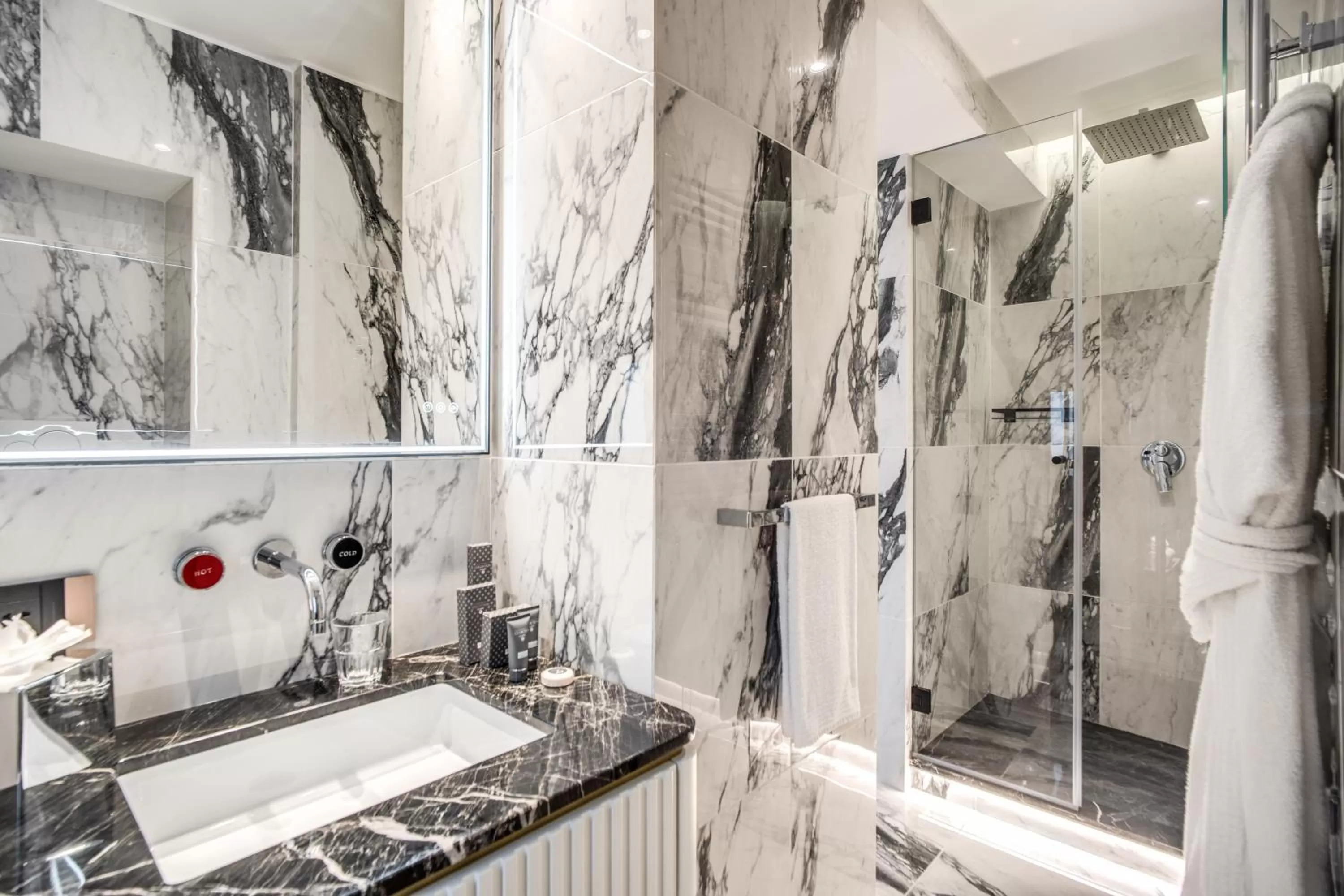 Bathroom in CC Palace Hotel