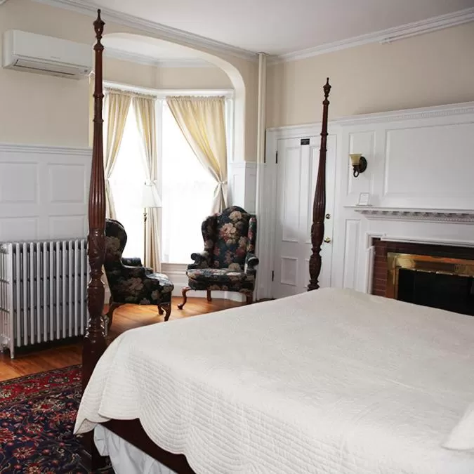 Bed in The Salem Inn