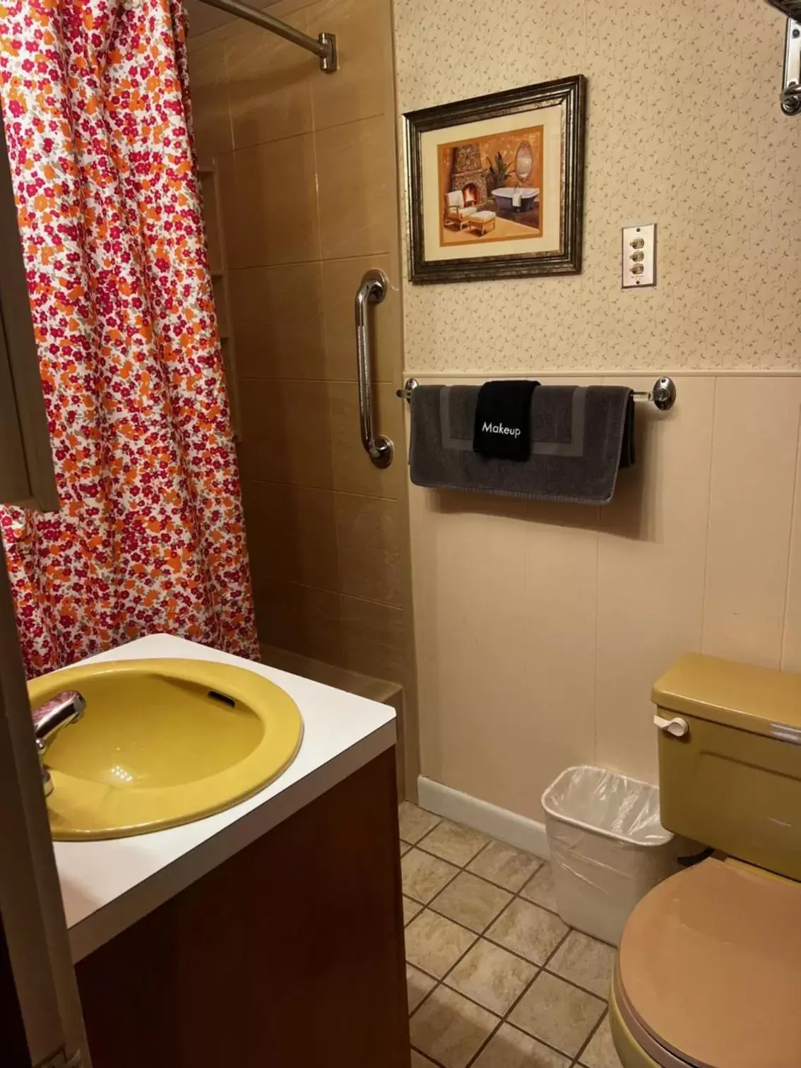Bathroom in Claddagh Motel & Suites