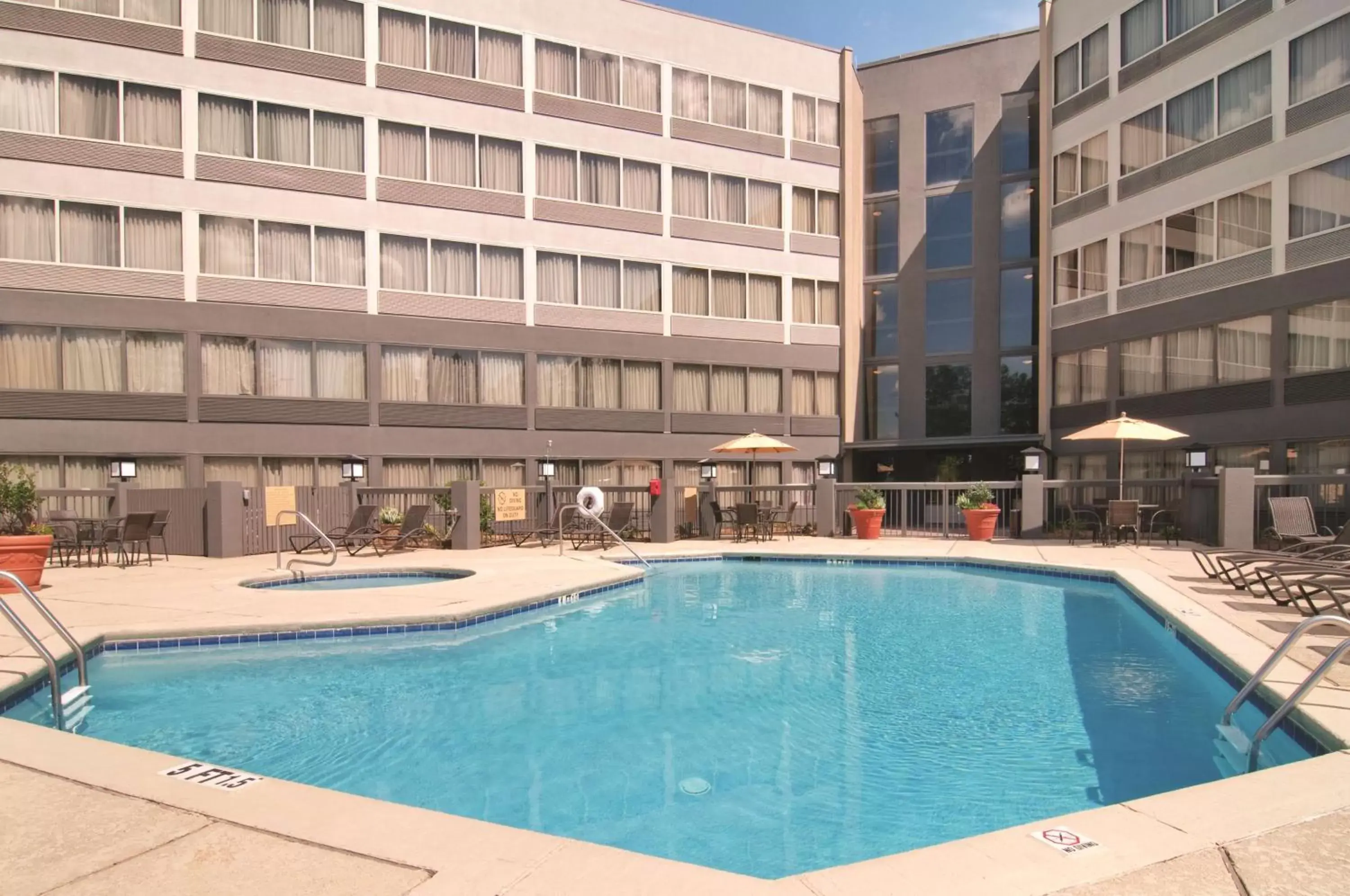 Property building, Swimming Pool in DoubleTree by Hilton Columbus