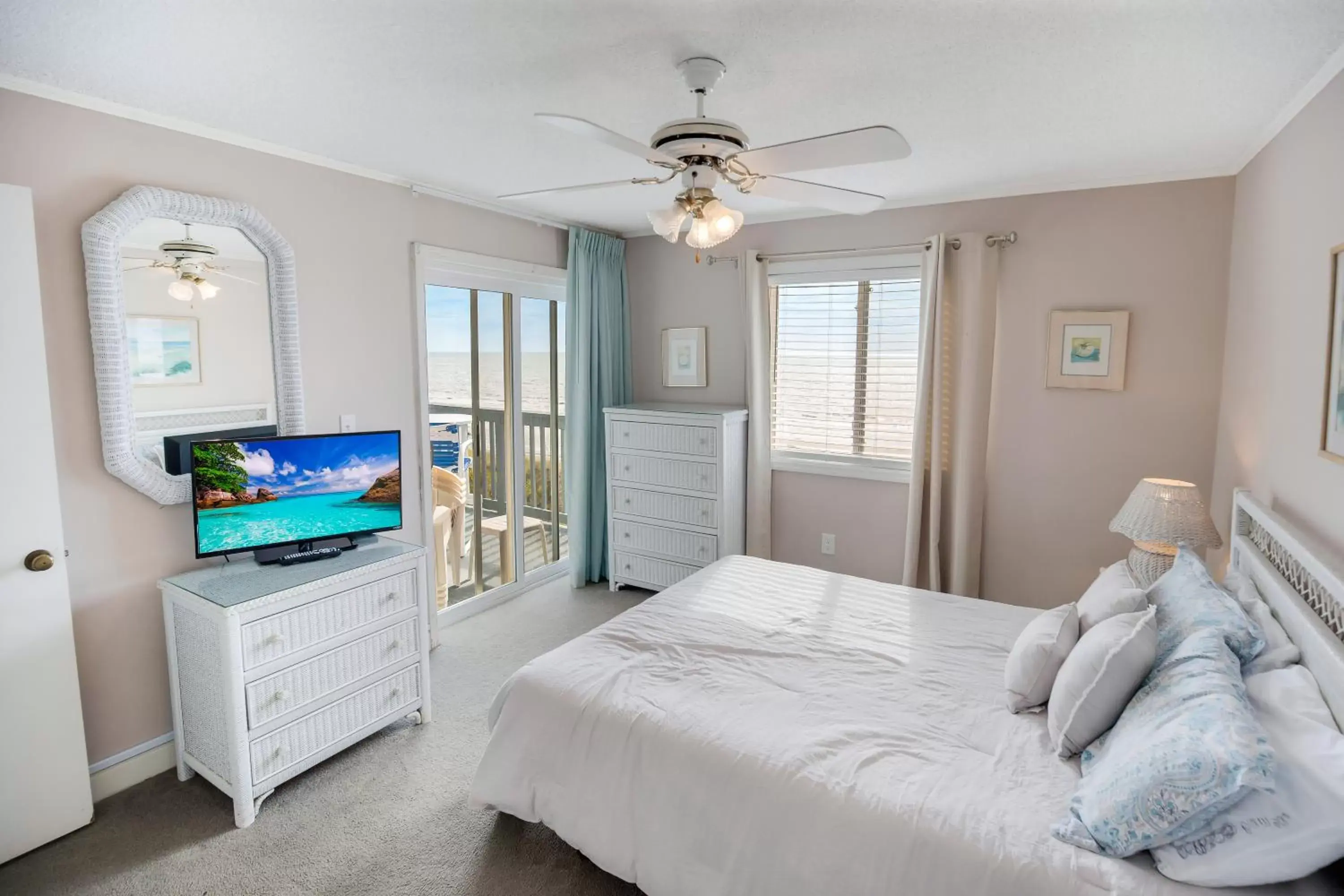 2BR, 2Bath condo Oceanfront Getaway with pool