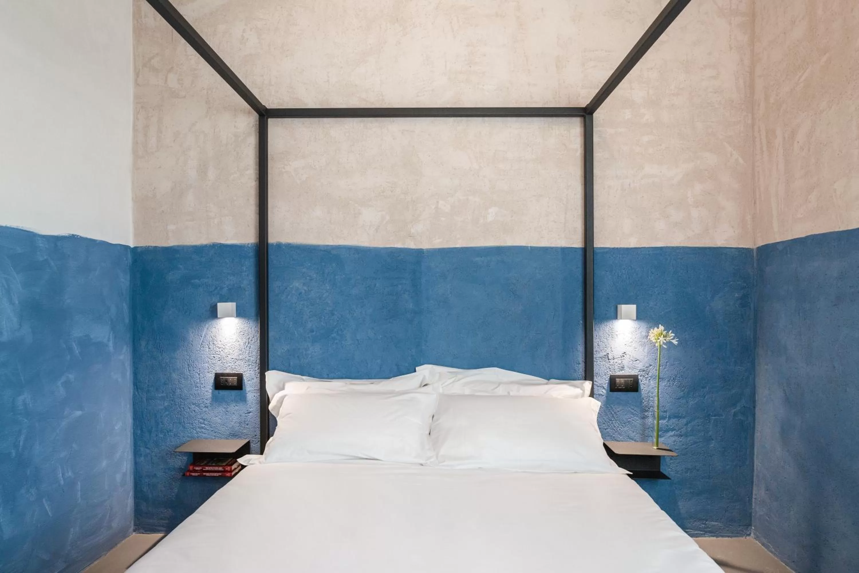 Bed in OGNISSANTI GuestHouse & Suites