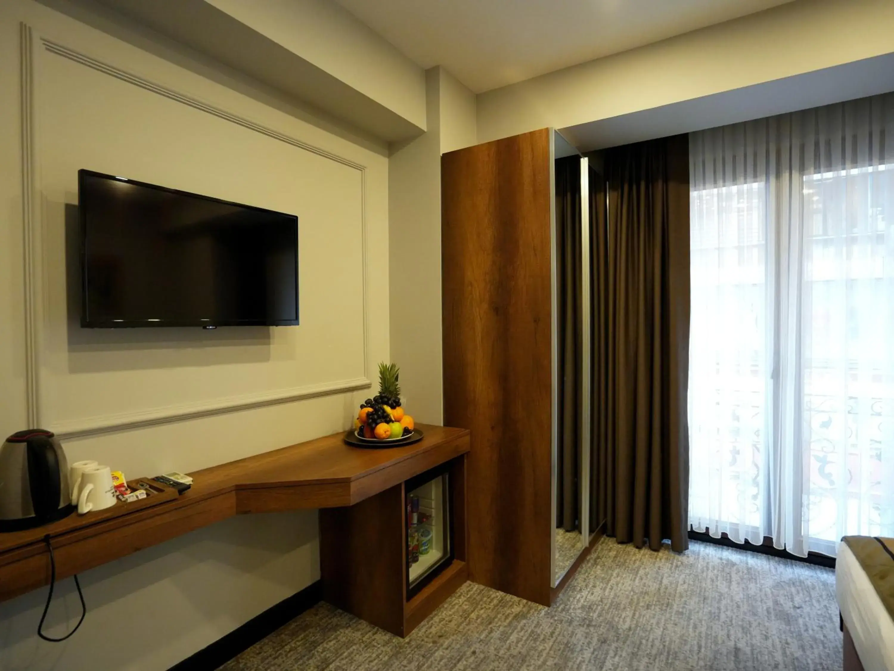 Massage, TV/Entertainment Center in zalel hotels laleli