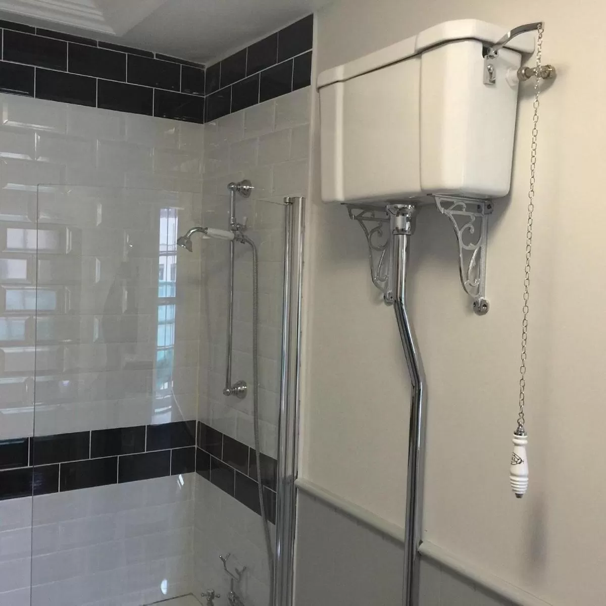 Shower in Kings Arms Hotel
