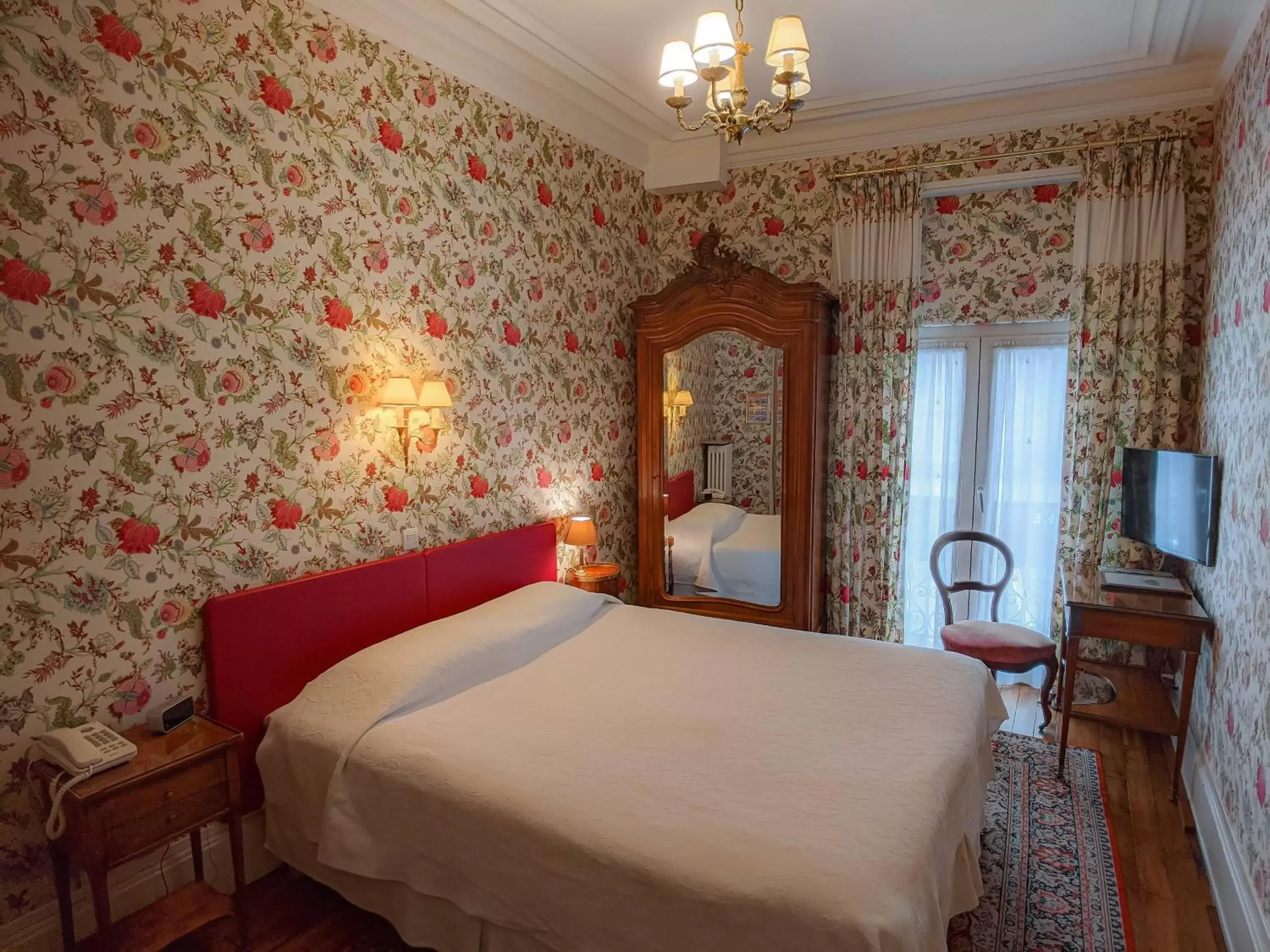 Bedroom, Bed in Hôtel de l'Abeille