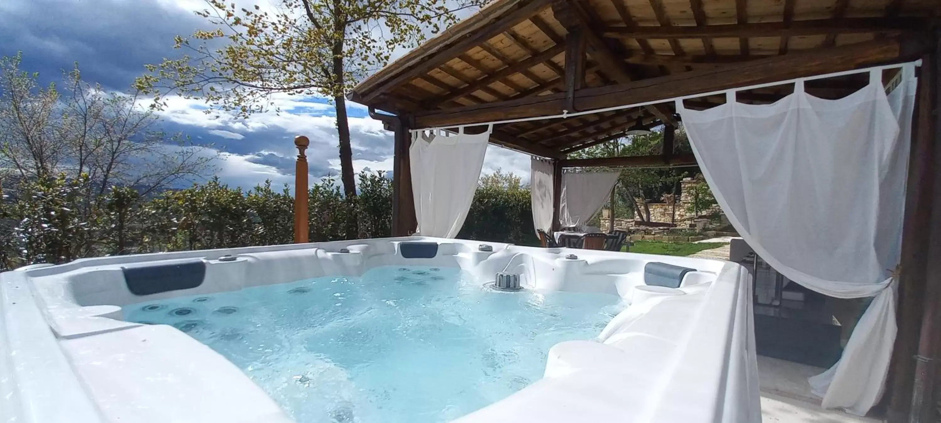 Hot Tub, Swimming Pool in Domus Antiqua Bed & Breakfast