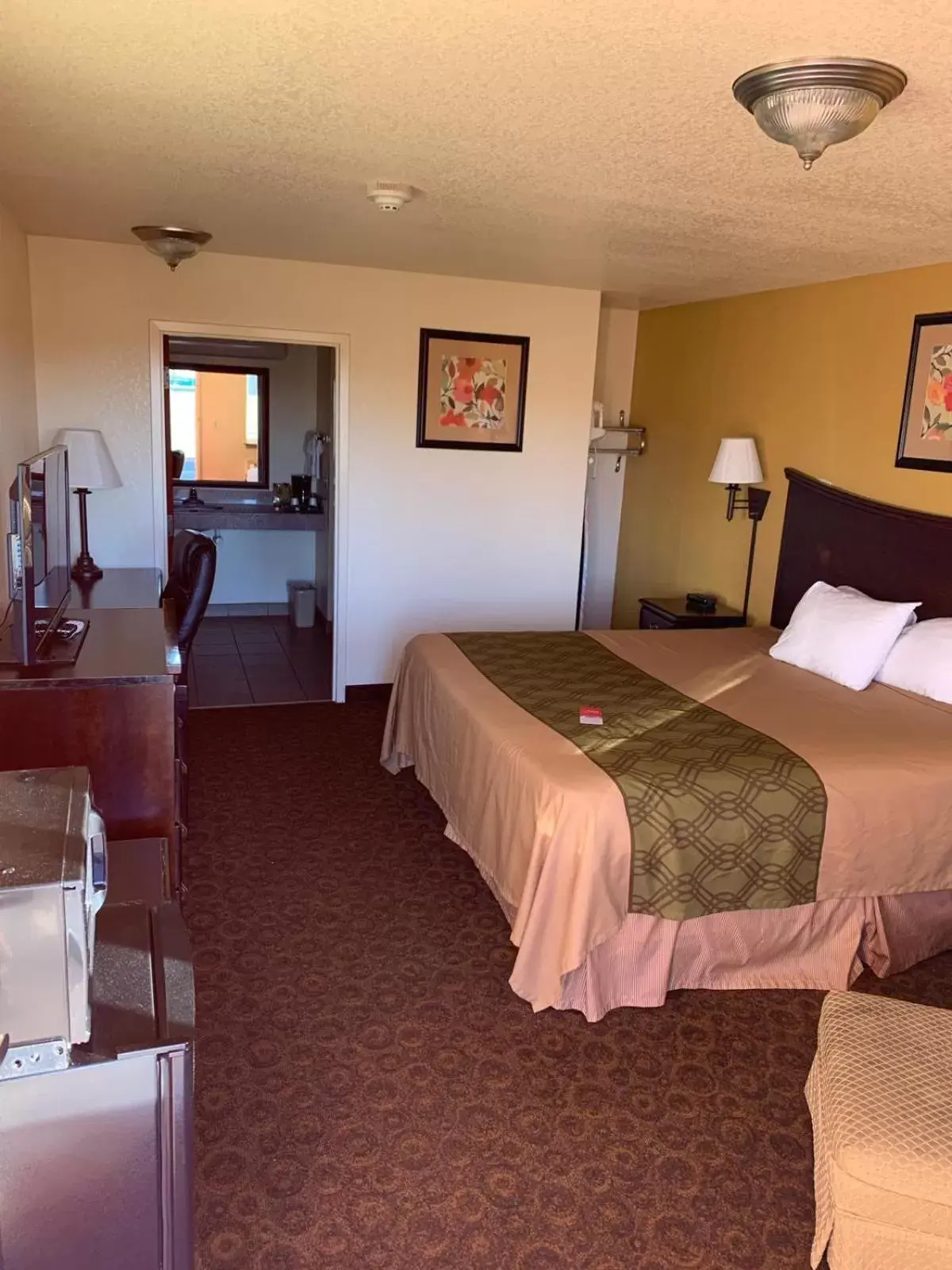 Bed in Econo Lodge Inn & Suites Searcy