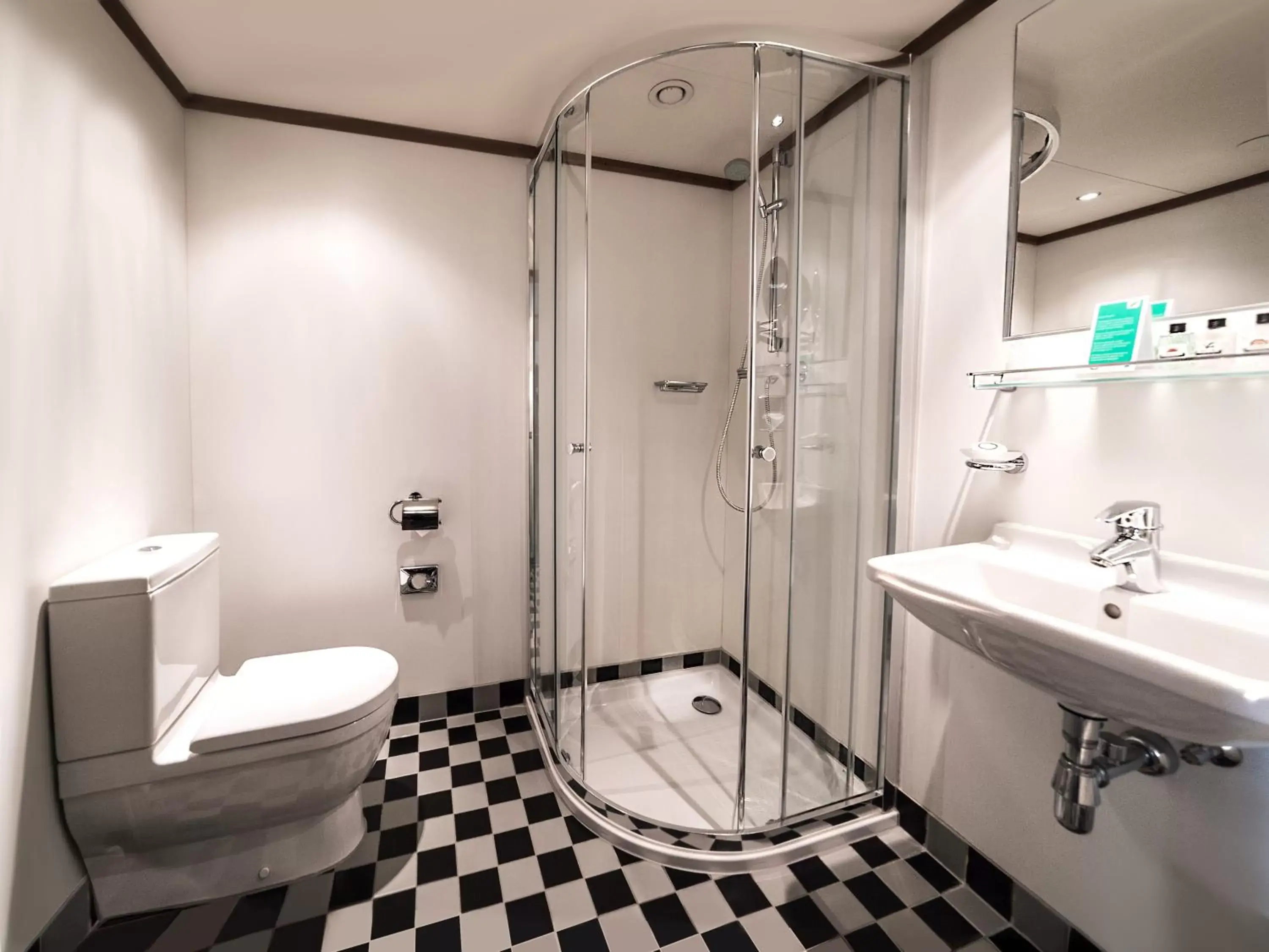Shower, Bathroom in ss Rotterdam Hotel en Restaurants