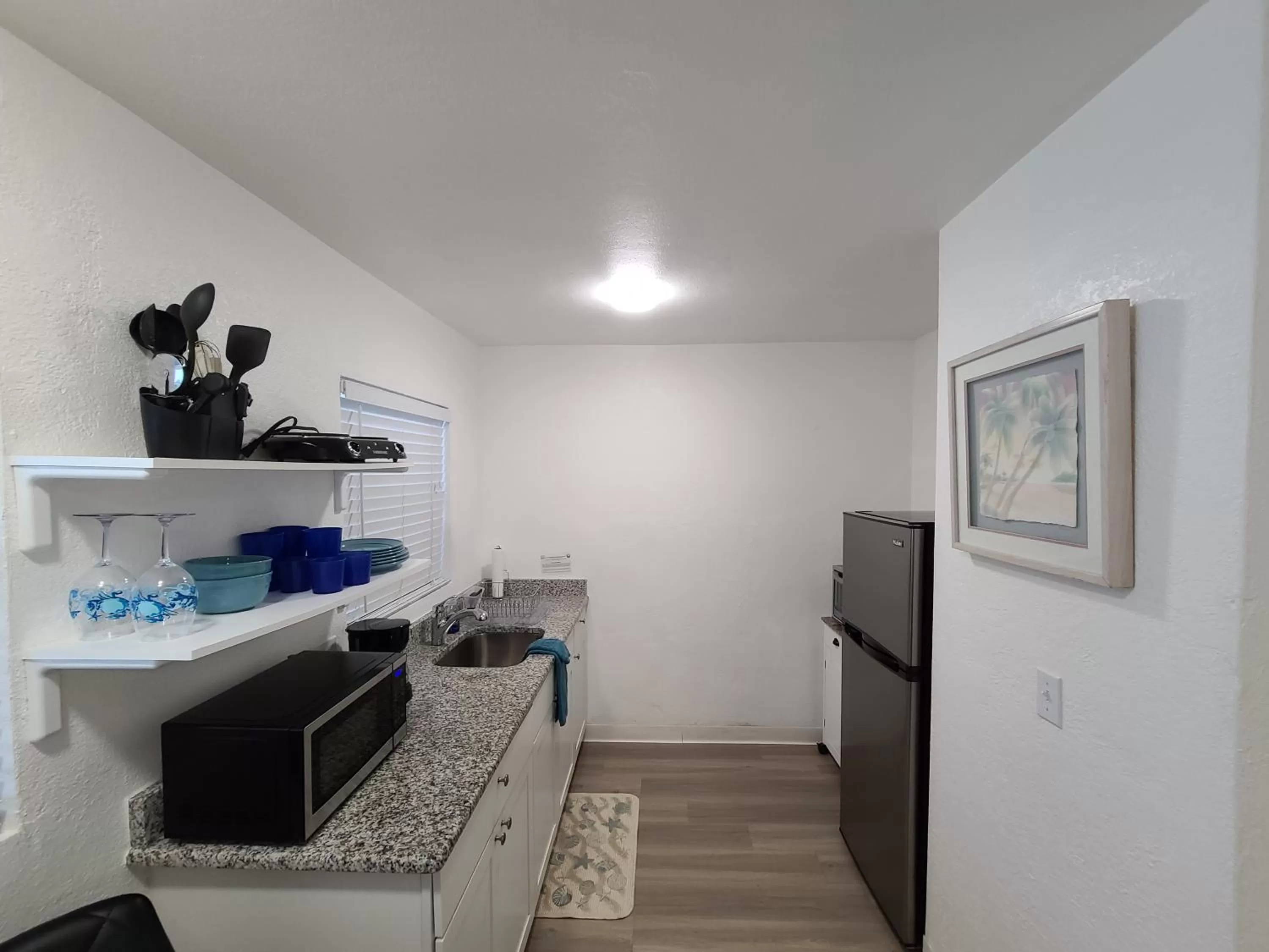 Kitchen or kitchenette in Sun Island Motel