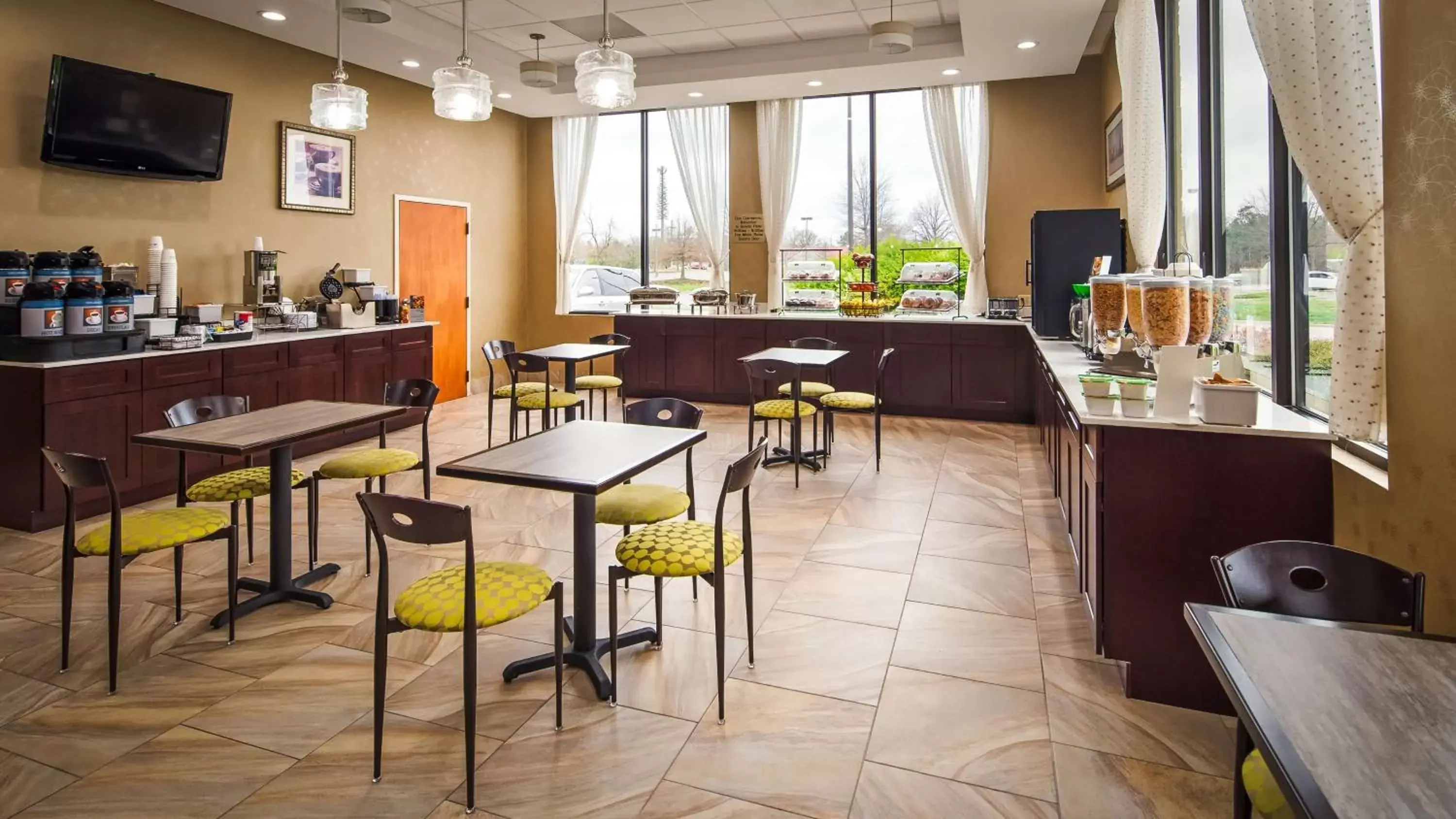 Restaurant/Places to Eat in Best Western Inn & Suites Monroe