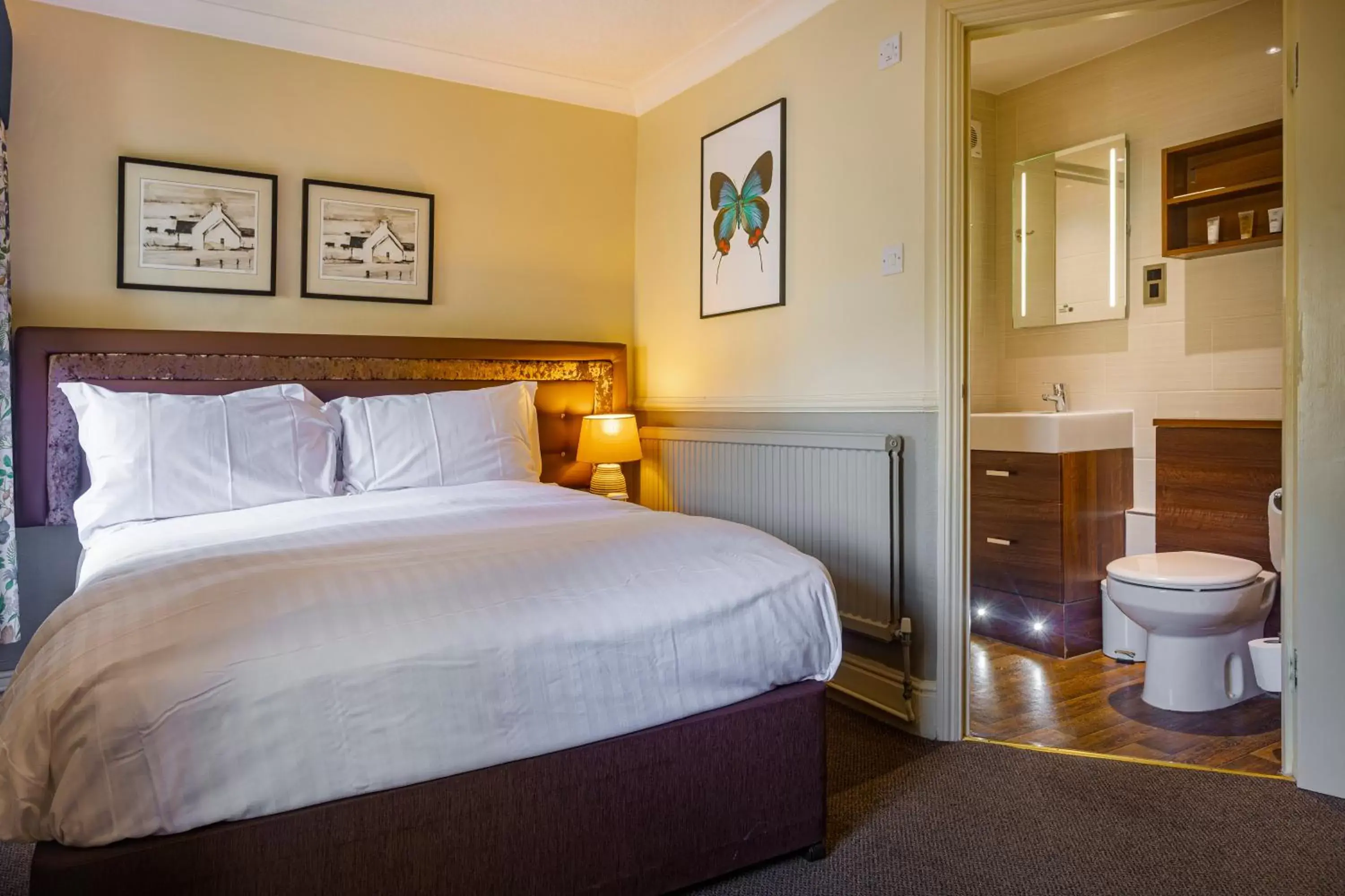 Bedroom, Bed in The White Hart Hotel, Boston, Lincolnshire