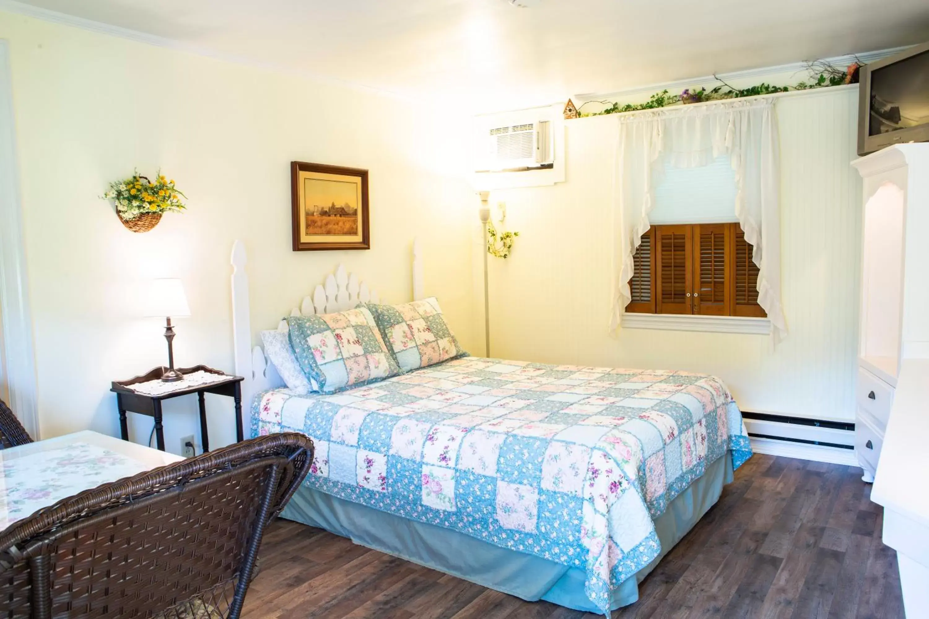 Bed in The Chimney Rock Inn & Cottages