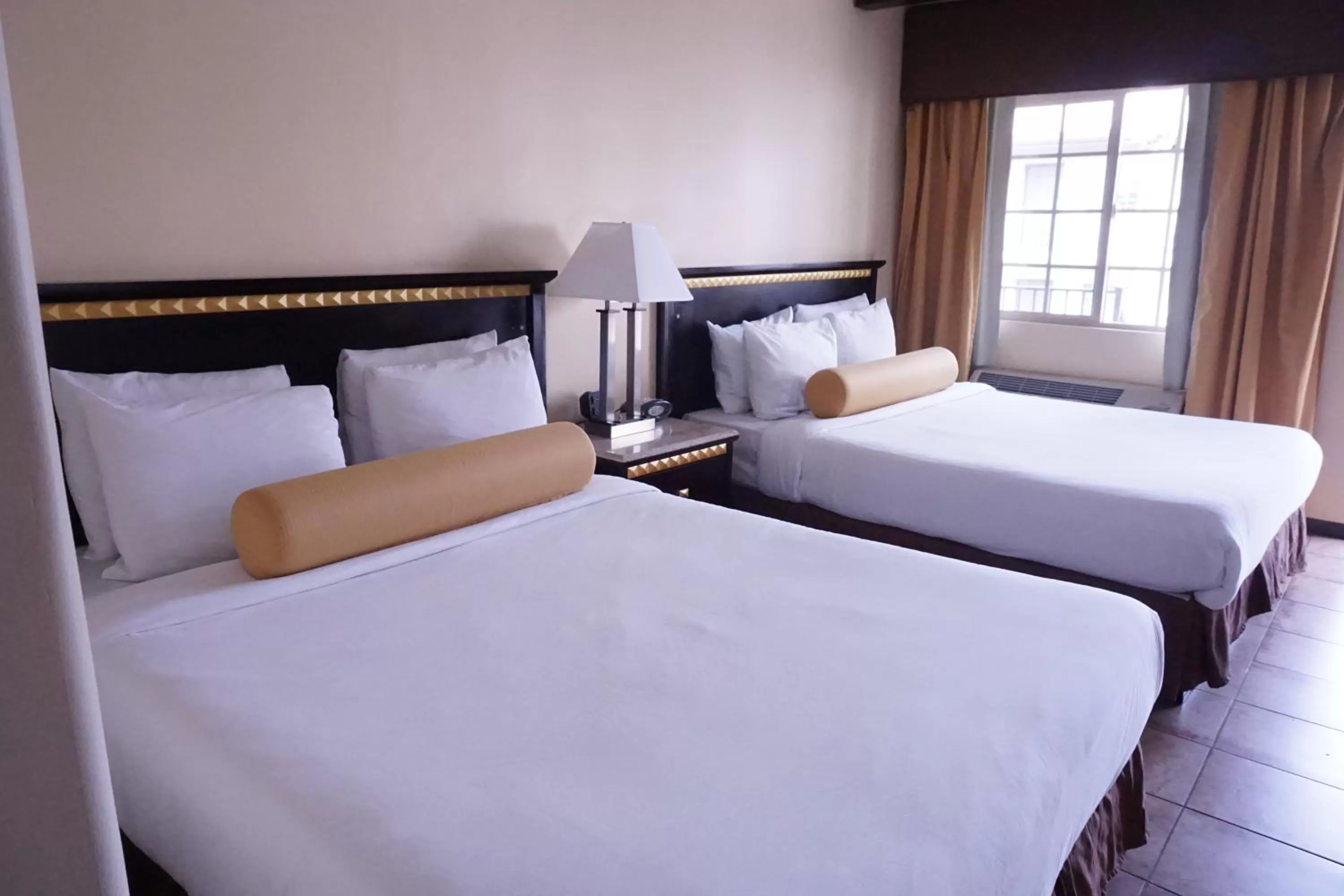 Bedroom, Bed in Tuscan Garden Inn