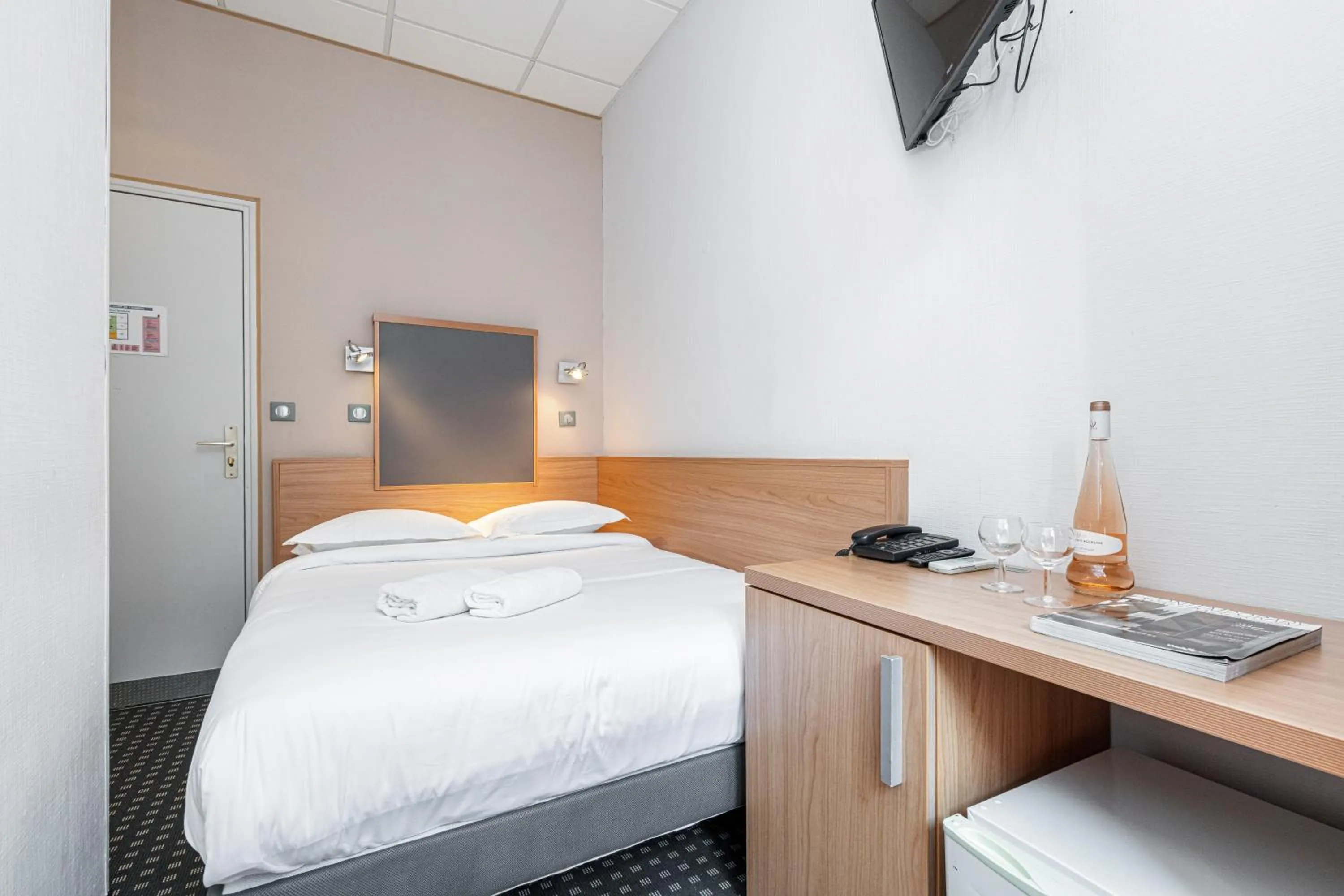 Photo of the whole room in Naomi Cannes