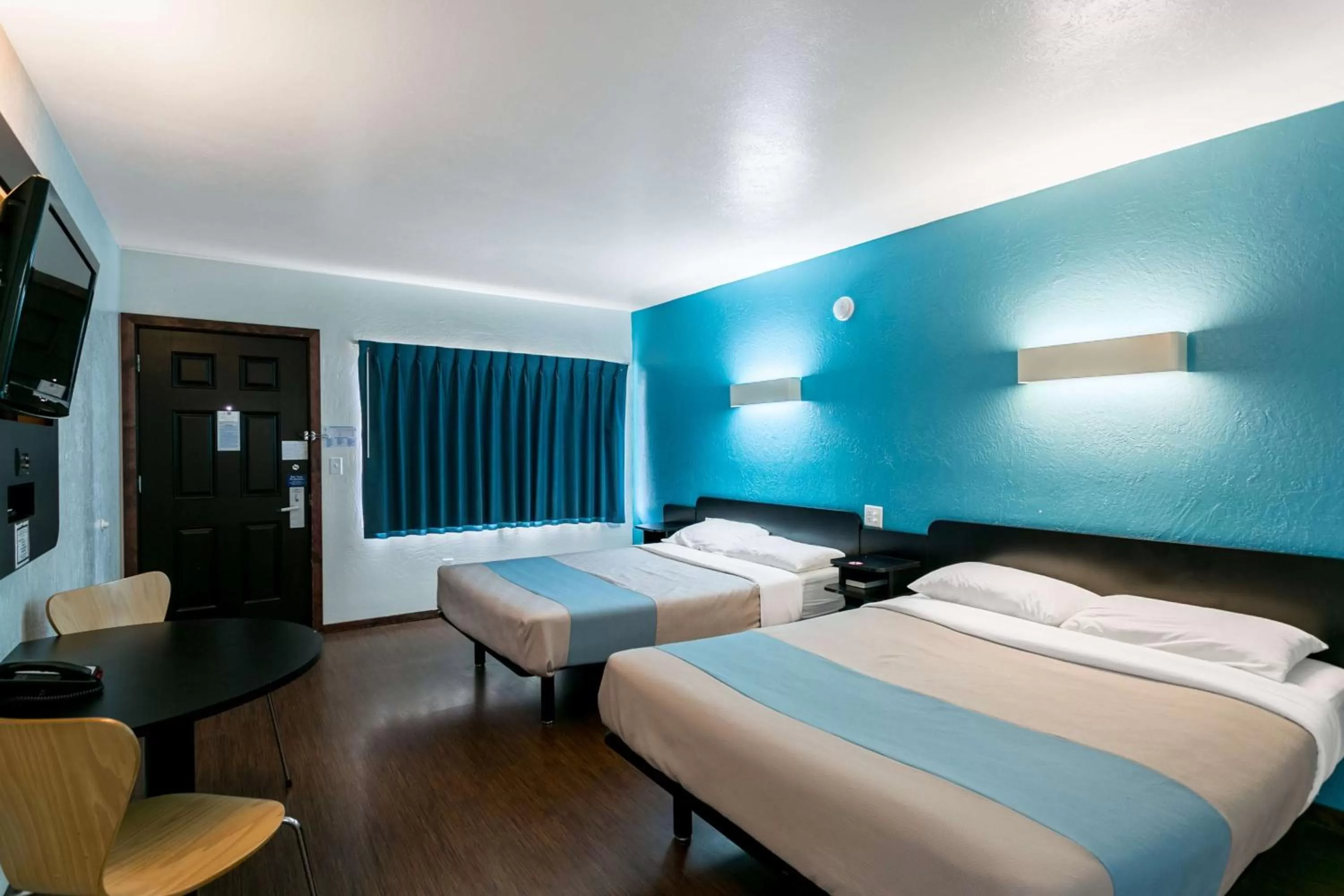 Photo of the whole room, Bed in Motel 6 University Missoula