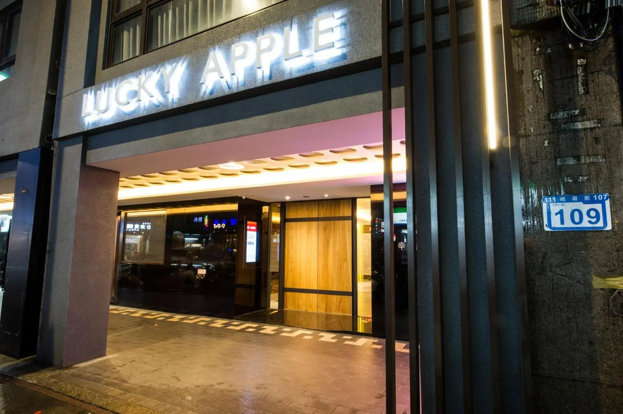 Facade/entrance in Lucky Apple Hotel