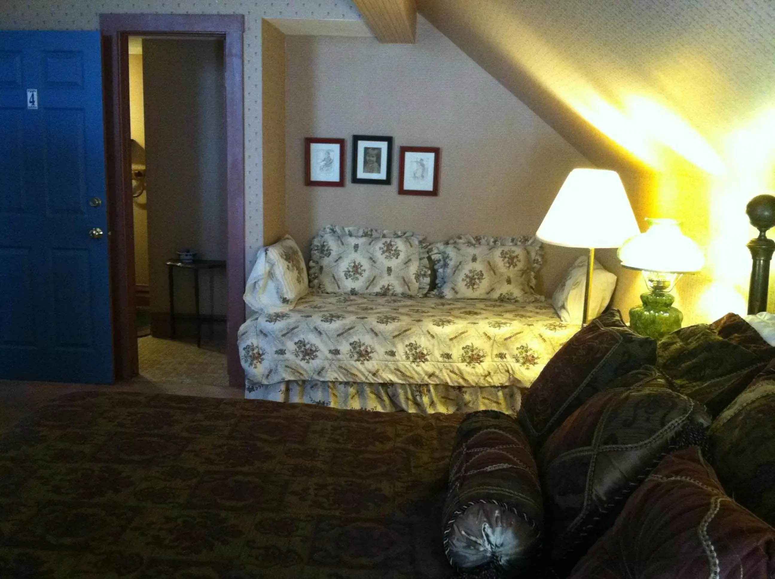 Photo of the whole room, Seating Area in Corners Mansion Inn - A Bed and Breakfast