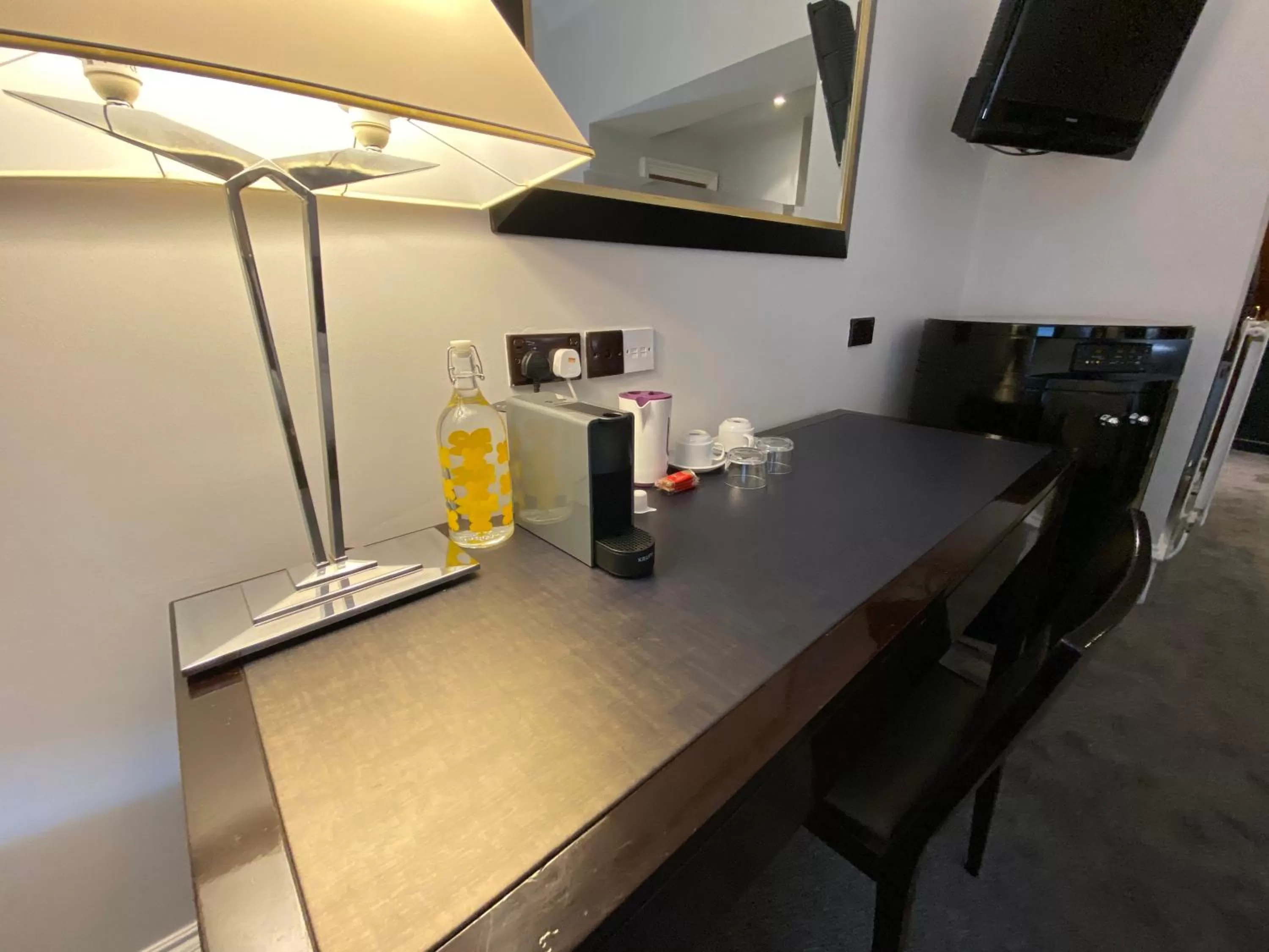 Coffee/tea facilities in No6 West Coates