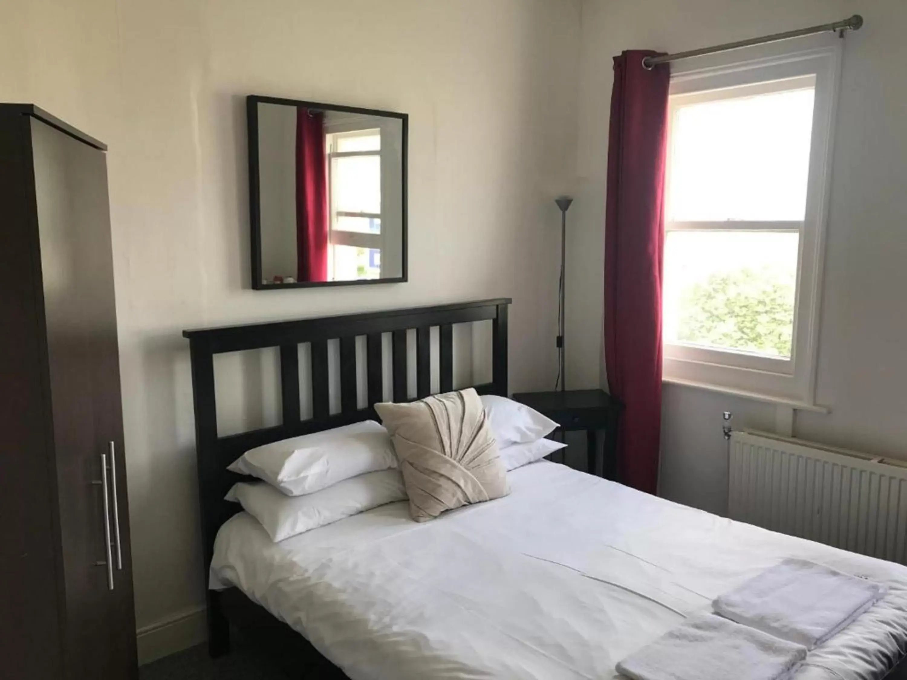 Bedroom, Bed in OYO Carlton Court Hotel