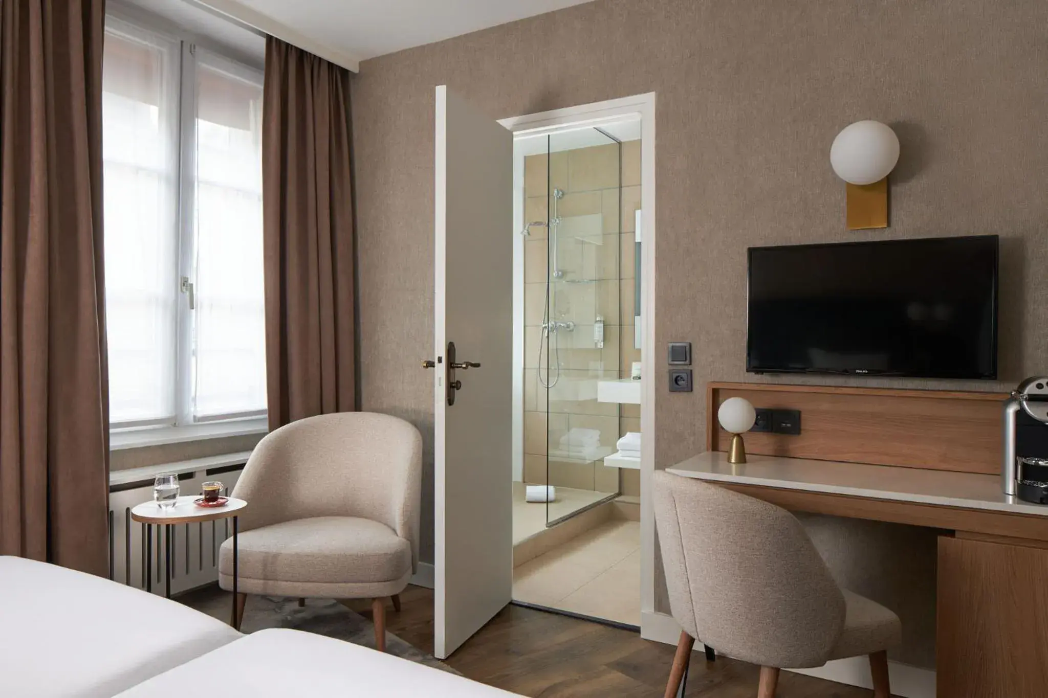 Bathroom, Bed in Best Western Saint Louis - Grand Paris Vincennes