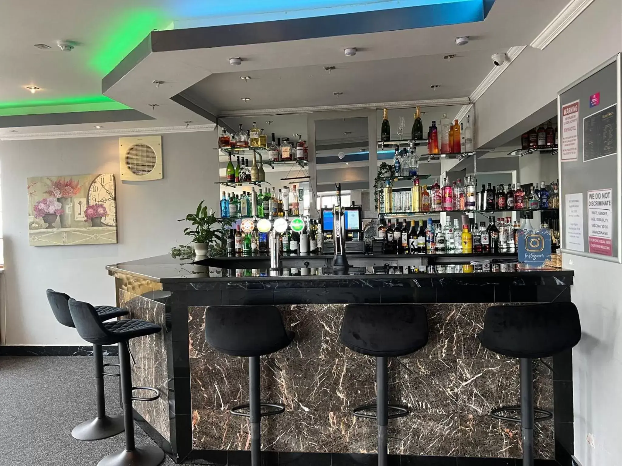 Lounge or bar, Lounge/Bar in OYO Shilton Inn