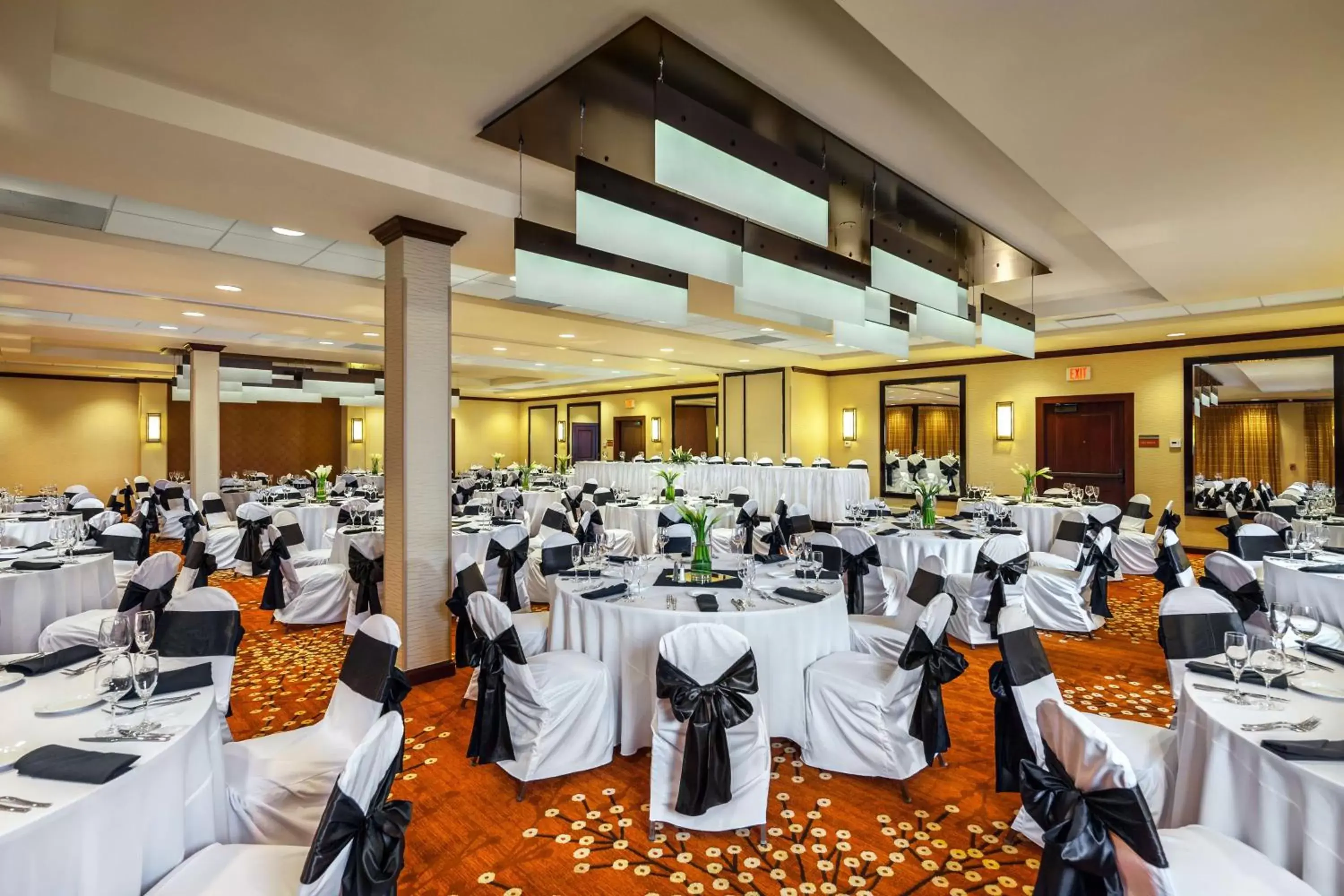 Meeting/conference room, Restaurant/Places to Eat in DoubleTree by Hilton San Francisco Airport