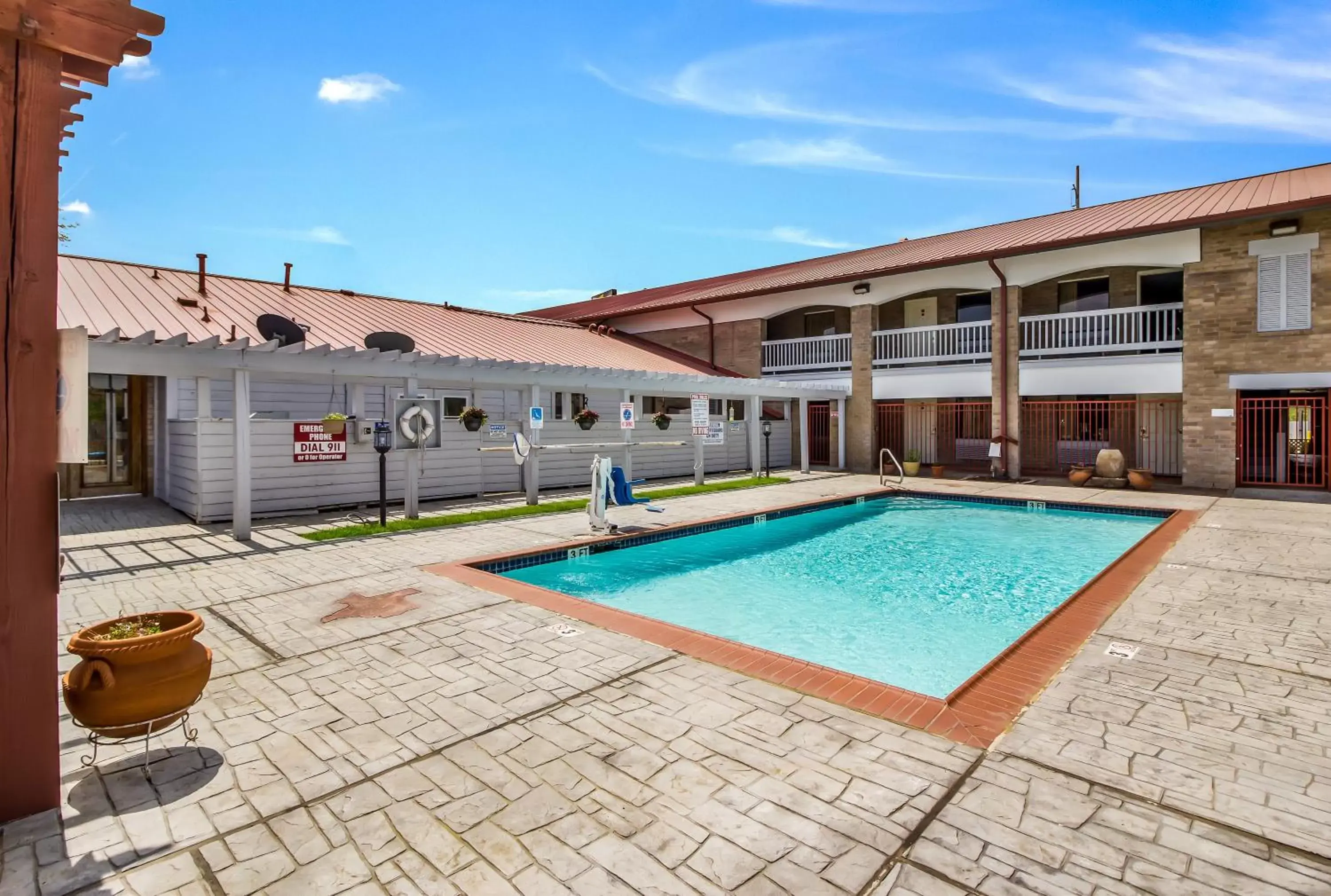 Swimming Pool in Americas Best Value Inn Columbus