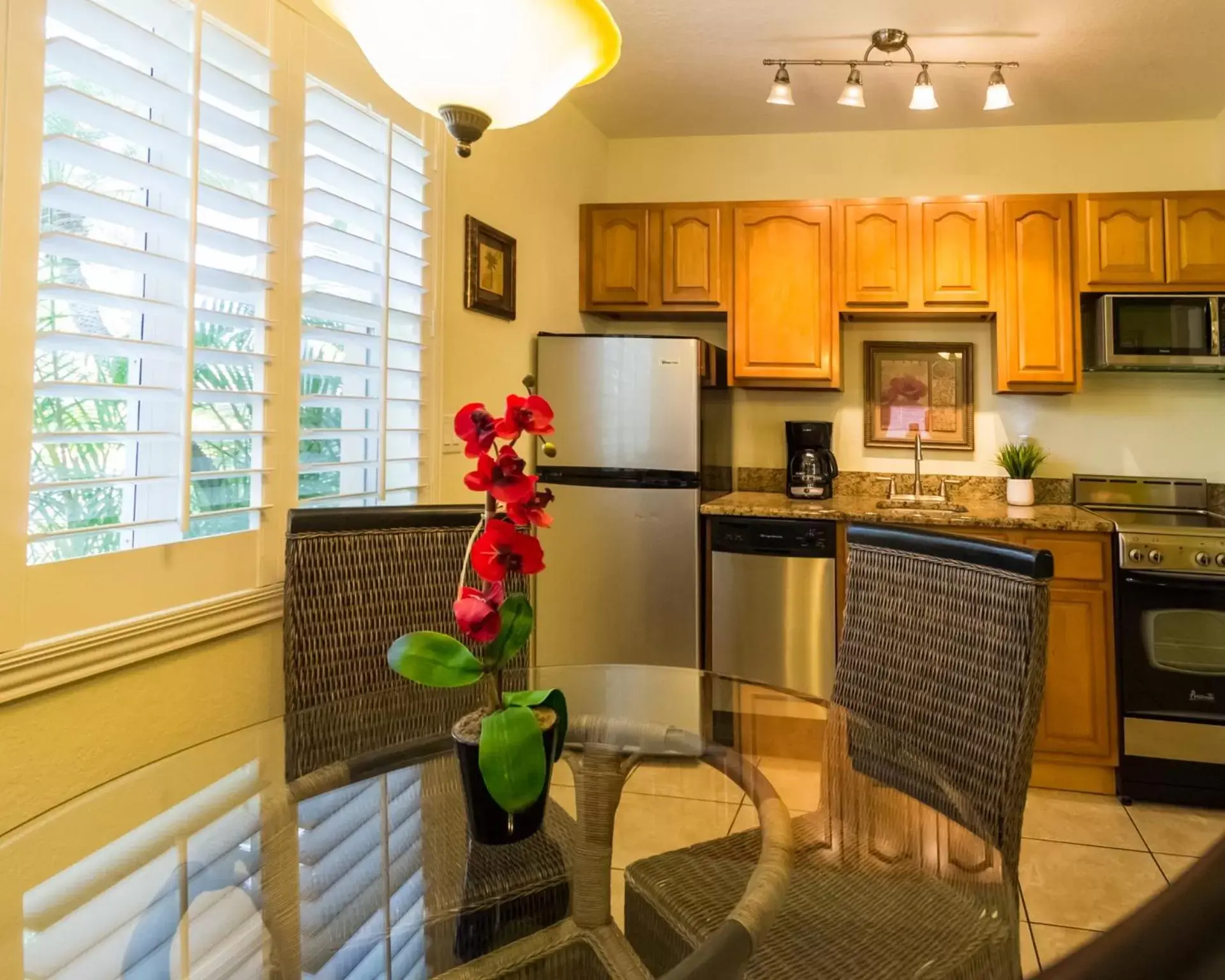 Kitchen or kitchenette, Lobby/Reception in Tropical Beach Resorts - Sarasota