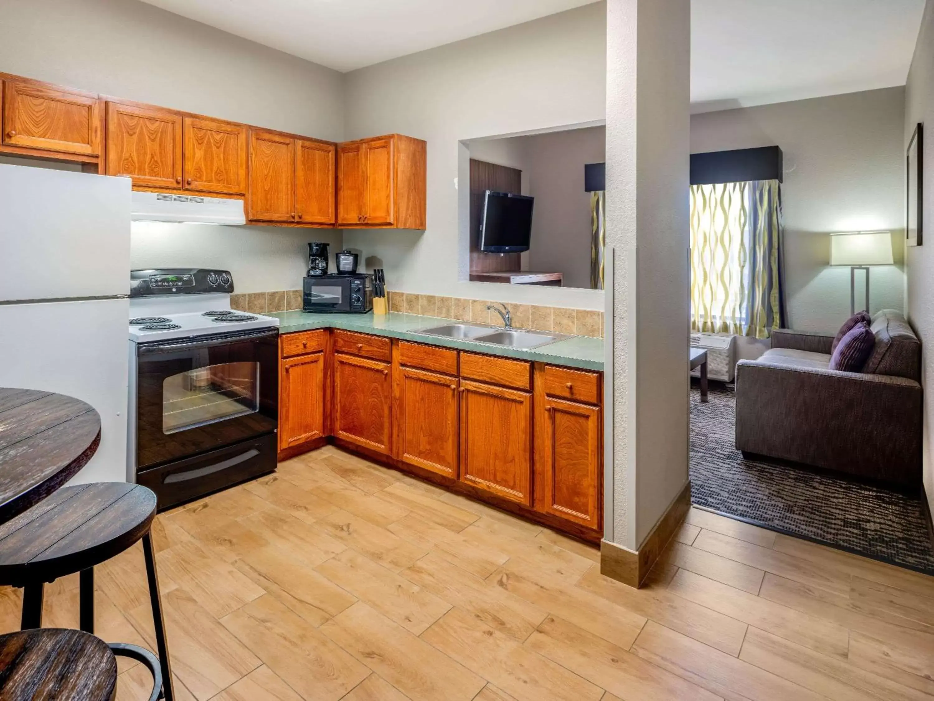 Photo of the whole room, Kitchen/Kitchenette in La Quinta by Wyndham NW Tucson Marana