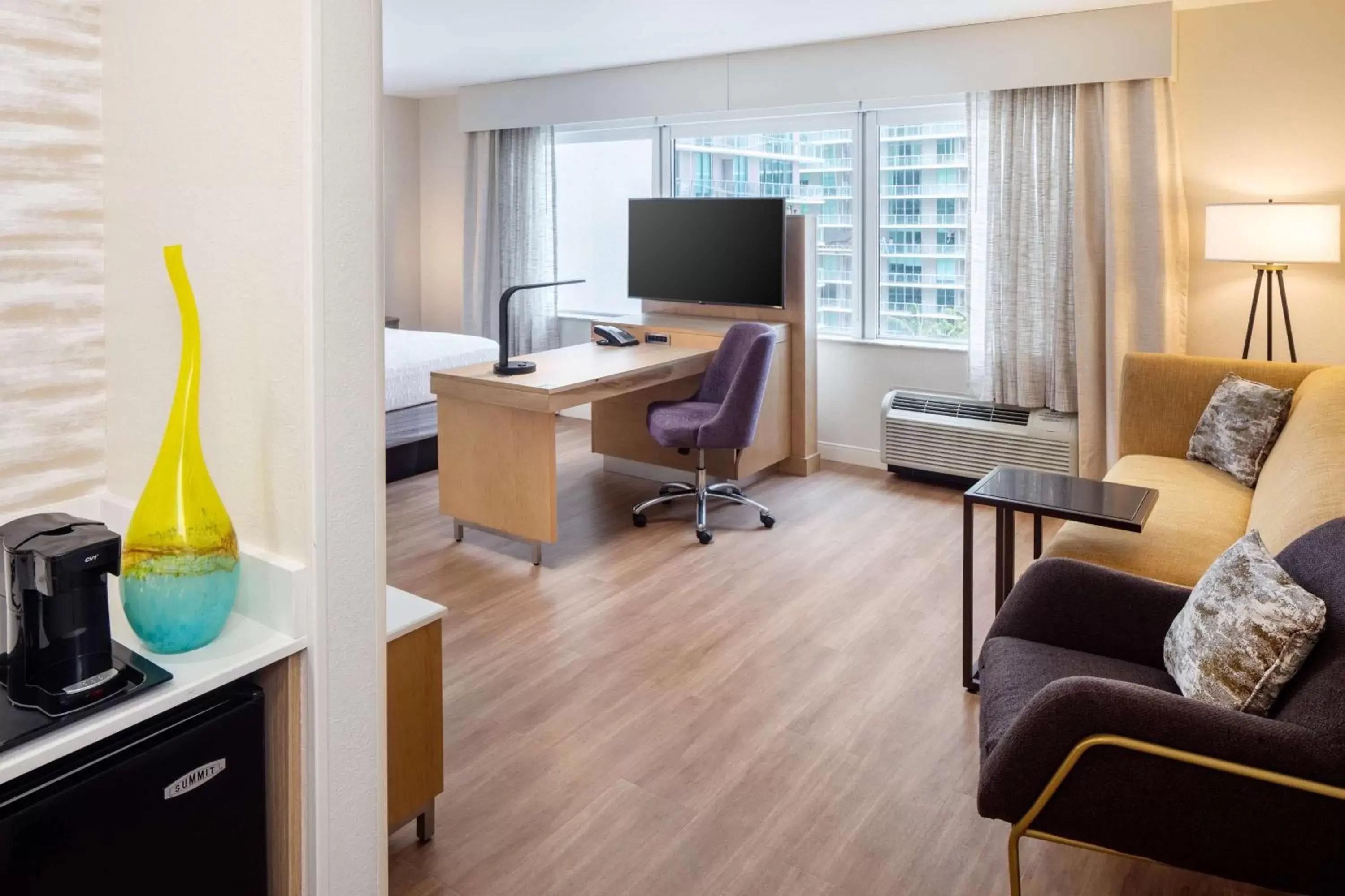 Living room, TV/Entertainment Center in Hampton Inn & Suites by Hilton Miami Downtown/Brickell