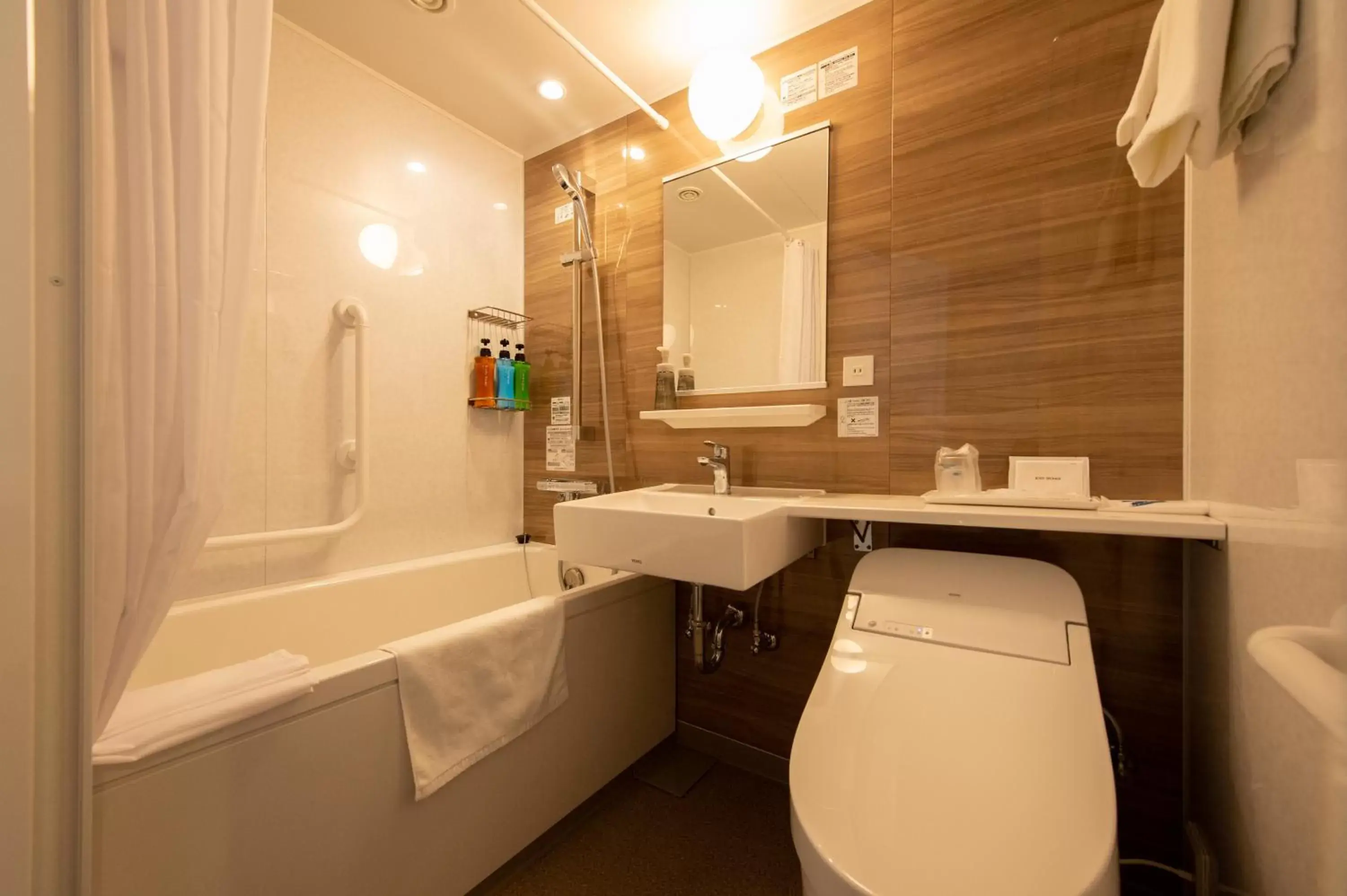 Shower, Bathroom in Belmont Hotel