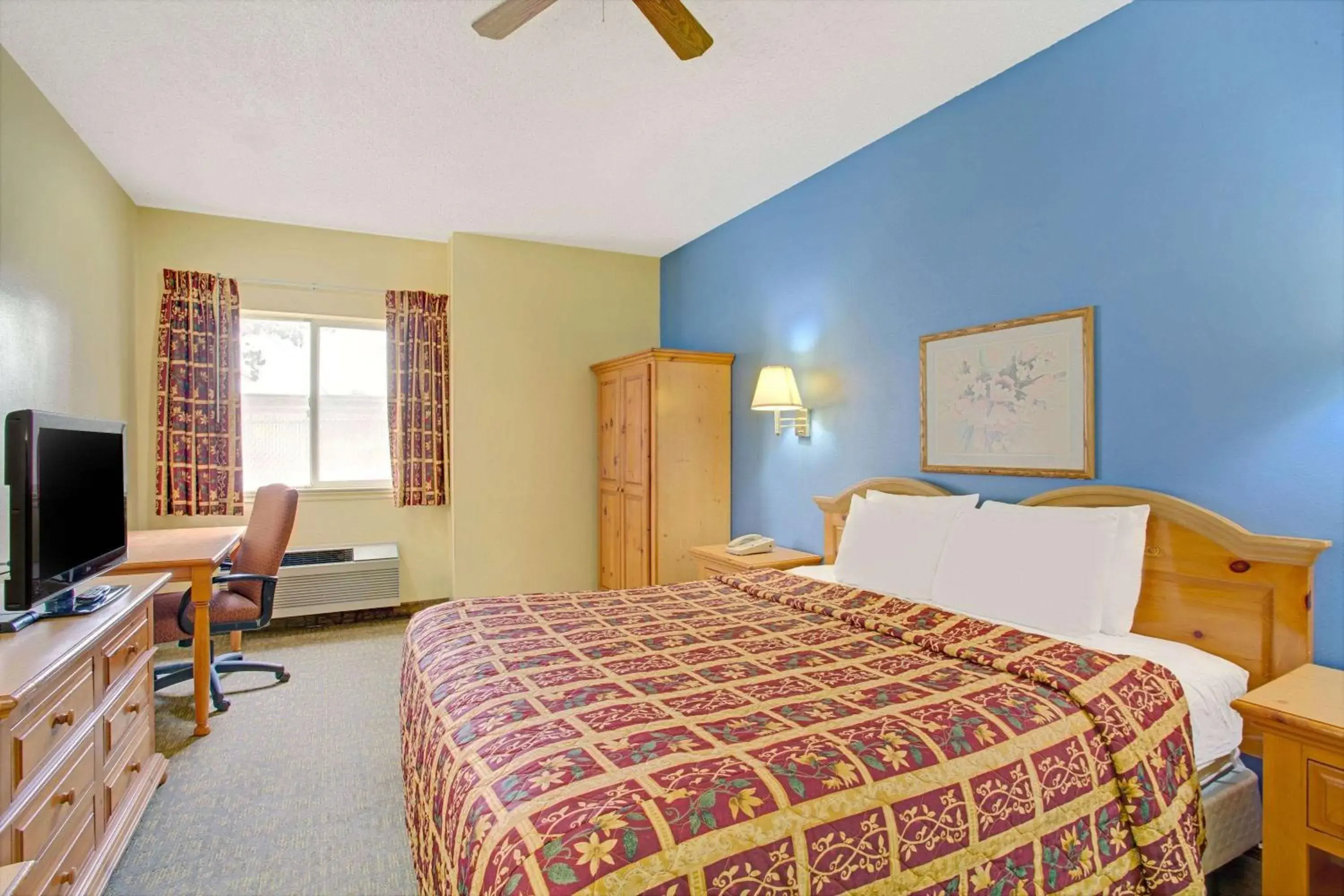 Photo of the whole room, Bed in Days Inn by Wyndham Lehi