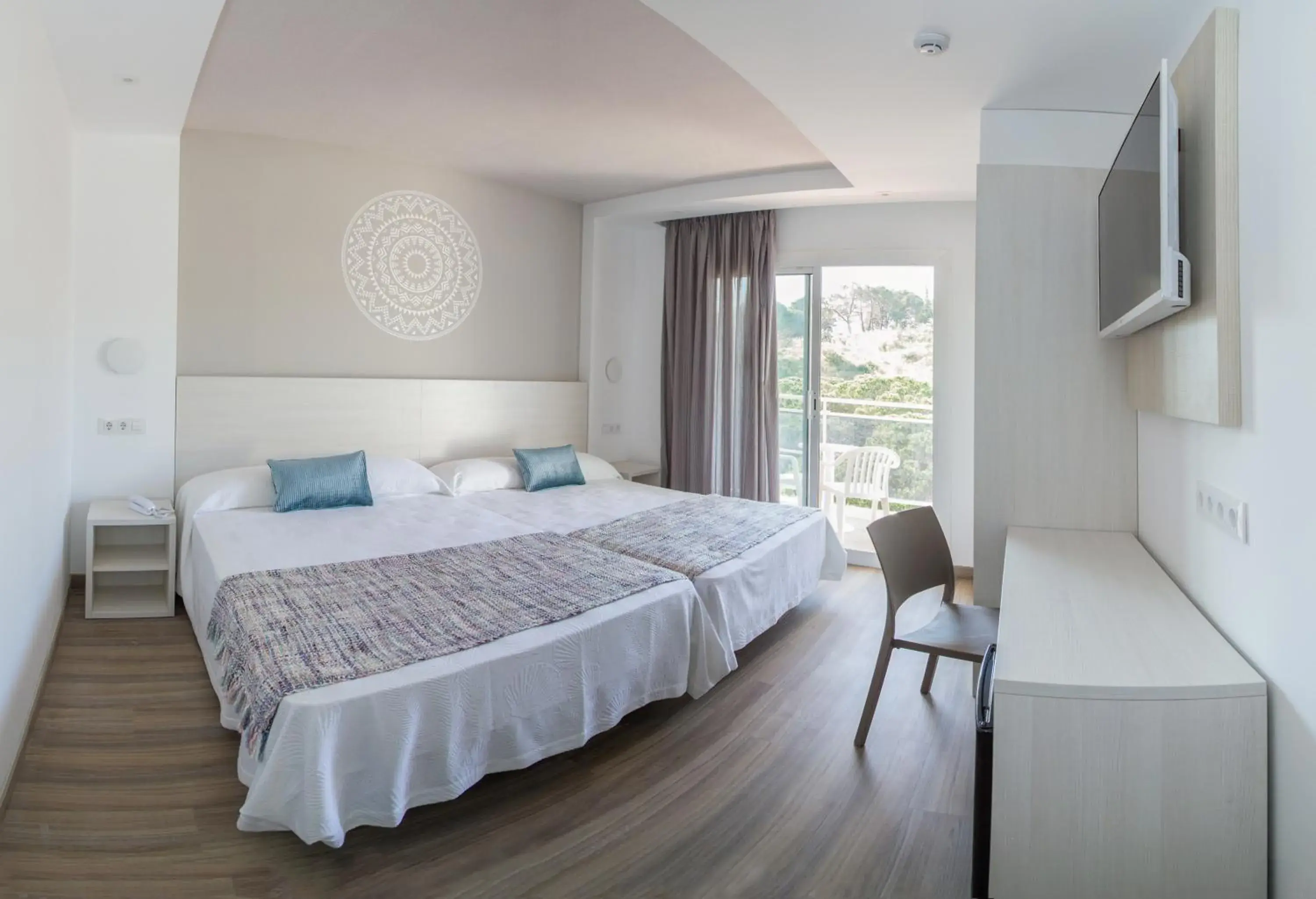 Bed, Room Photo in Hotel Oasis Park Splash