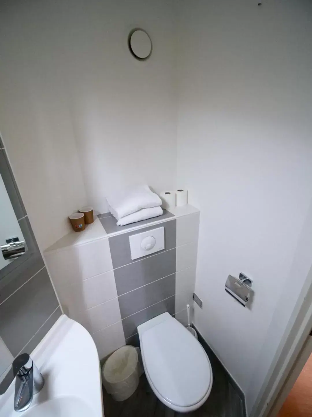 Bathroom in ibis budget Blois Centre