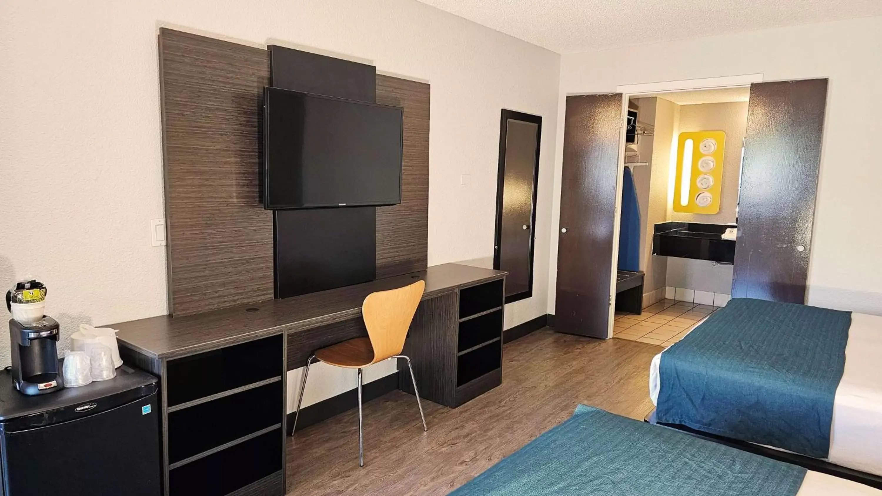 Bedroom, Seating Area in Motel 6-Anaheim, CA - Maingate