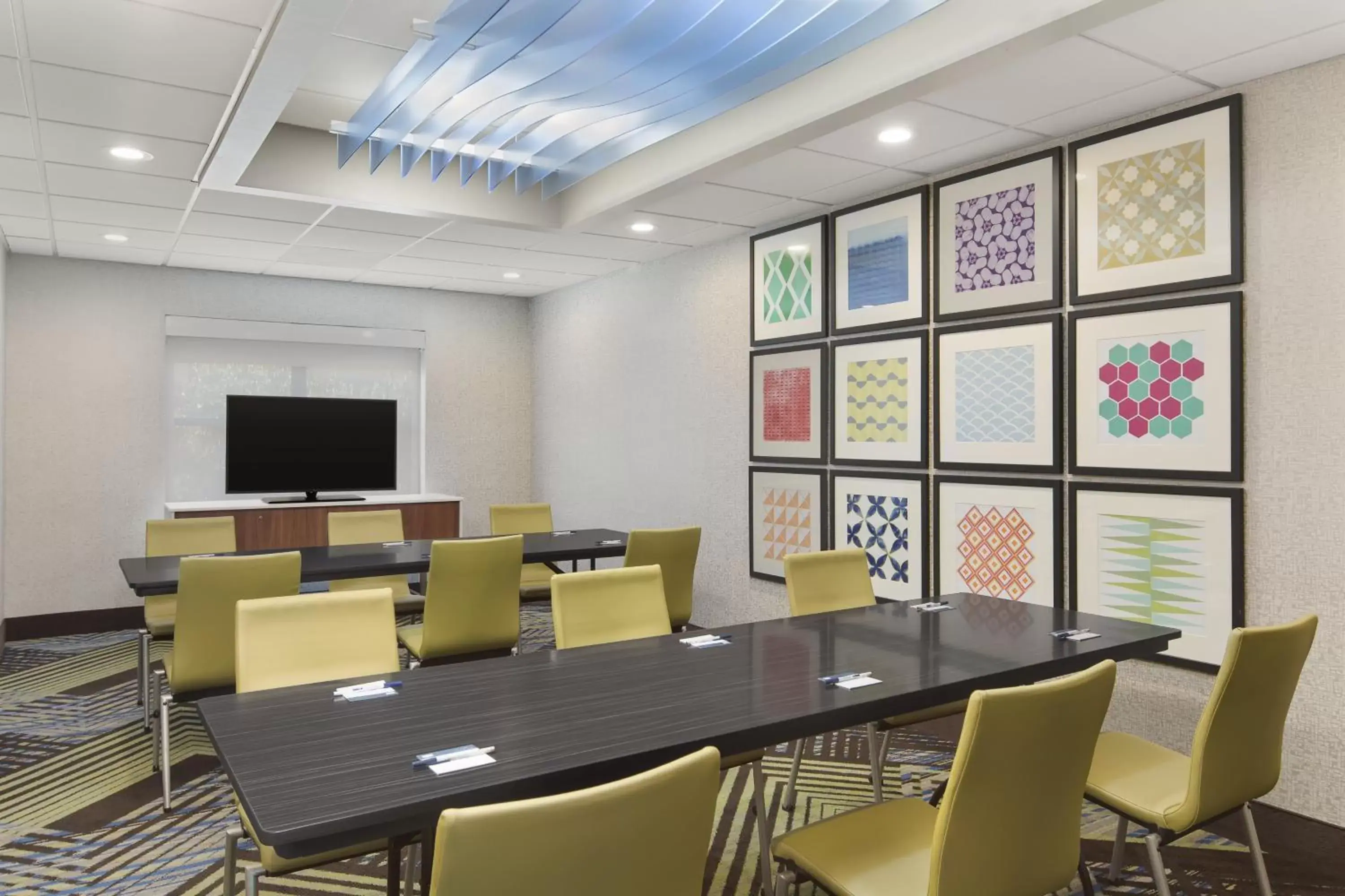 Meeting/conference room in Holiday Inn Express Hotel & Suites Byron, an IHG Hotel