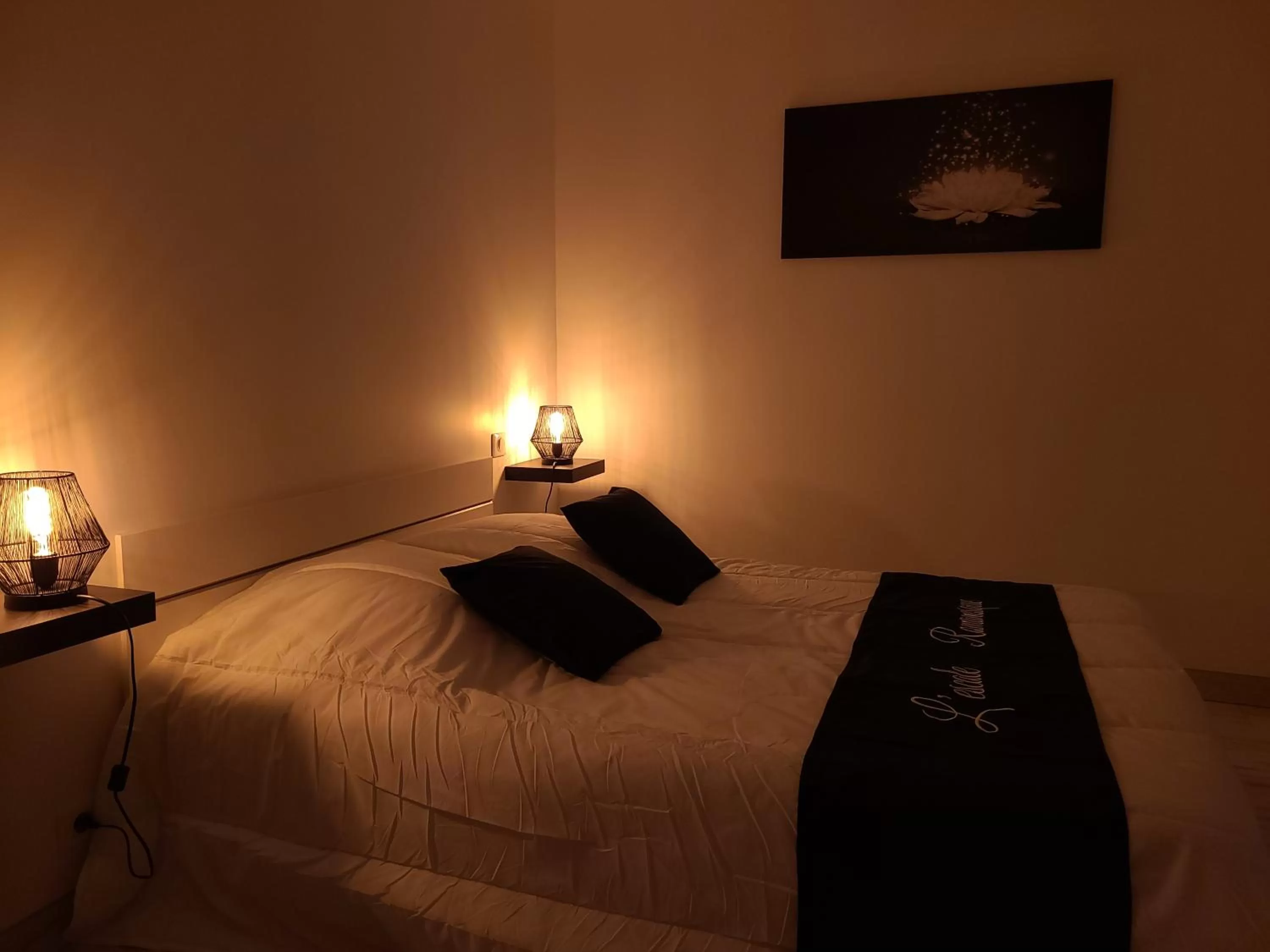 Bedroom, Bed in L'escale Romanesque