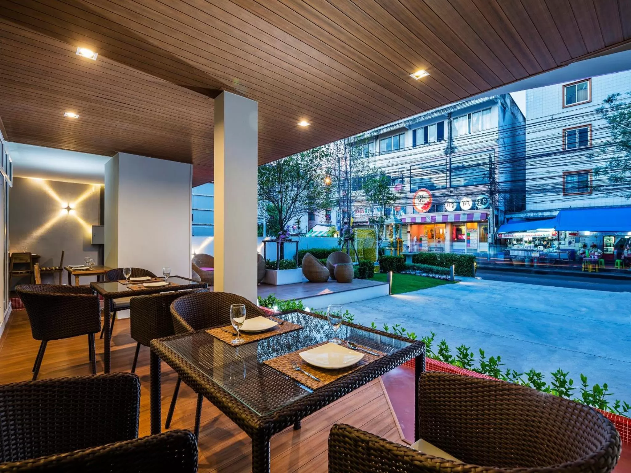 Restaurant/places to eat in Atelier Suites