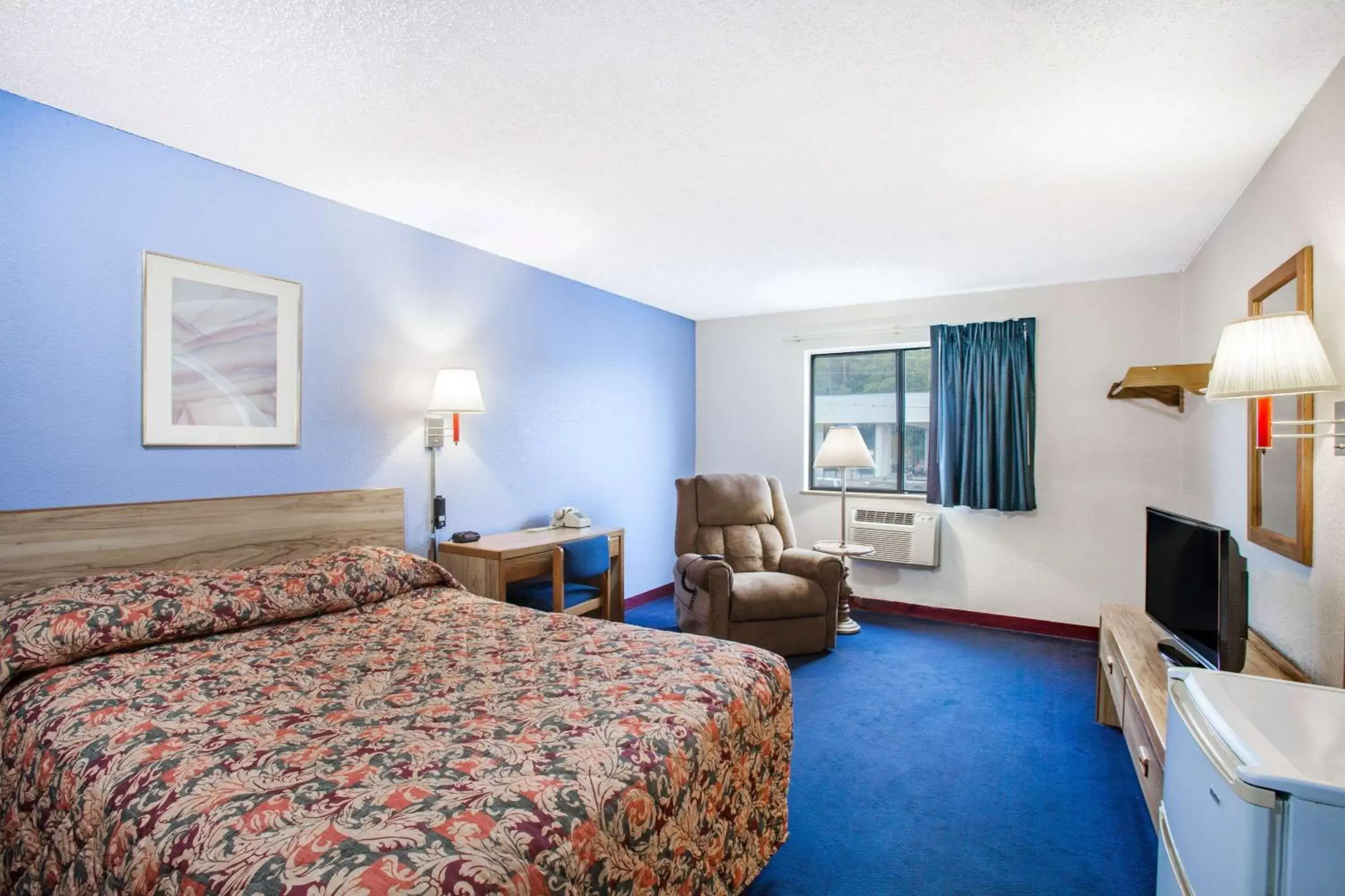 Photo of the whole room in Super 8 by Wyndham Hot Springs